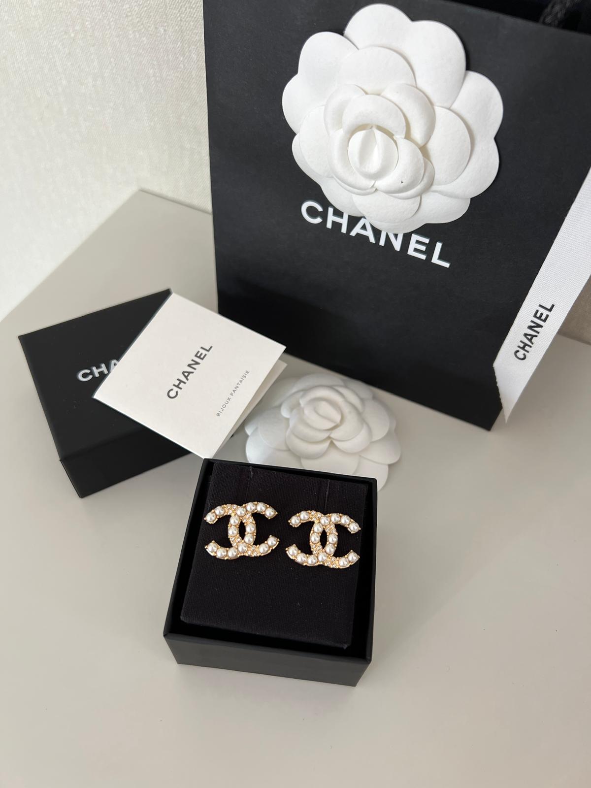 Chanel kolczyki z logo perełki