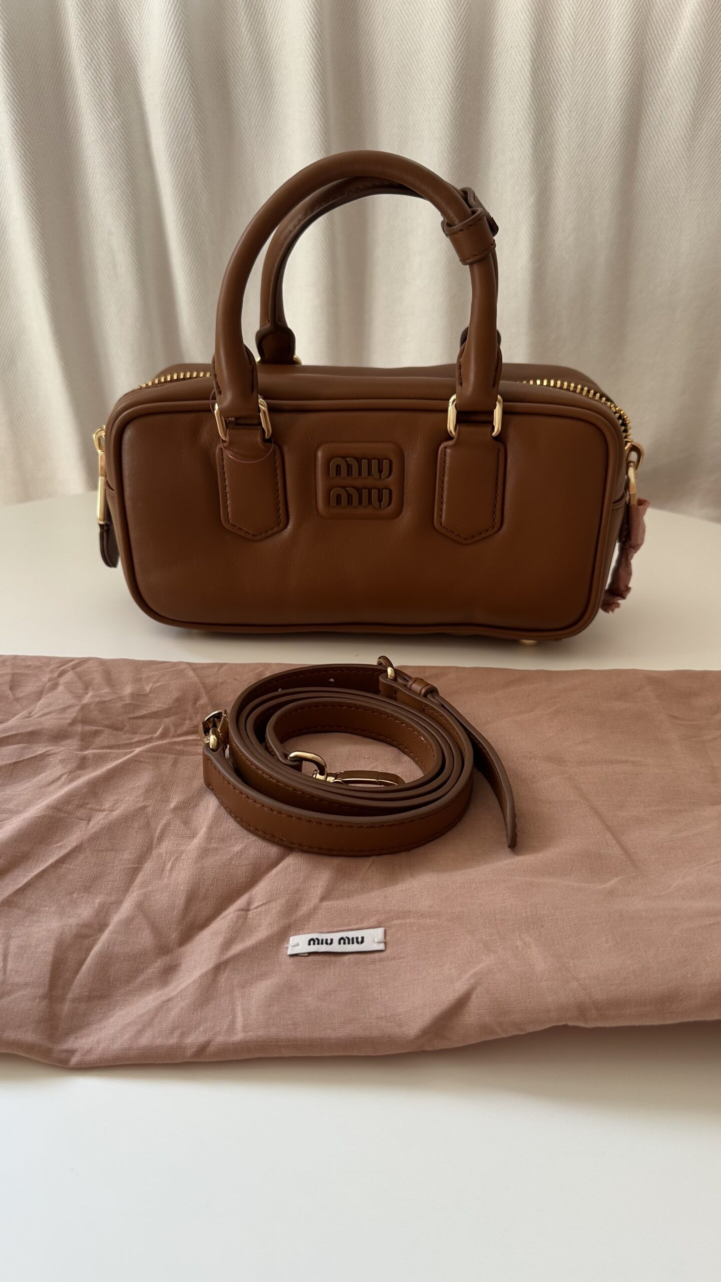 Miu Miu Arcadie camel kuferek torebka - obrazek 4