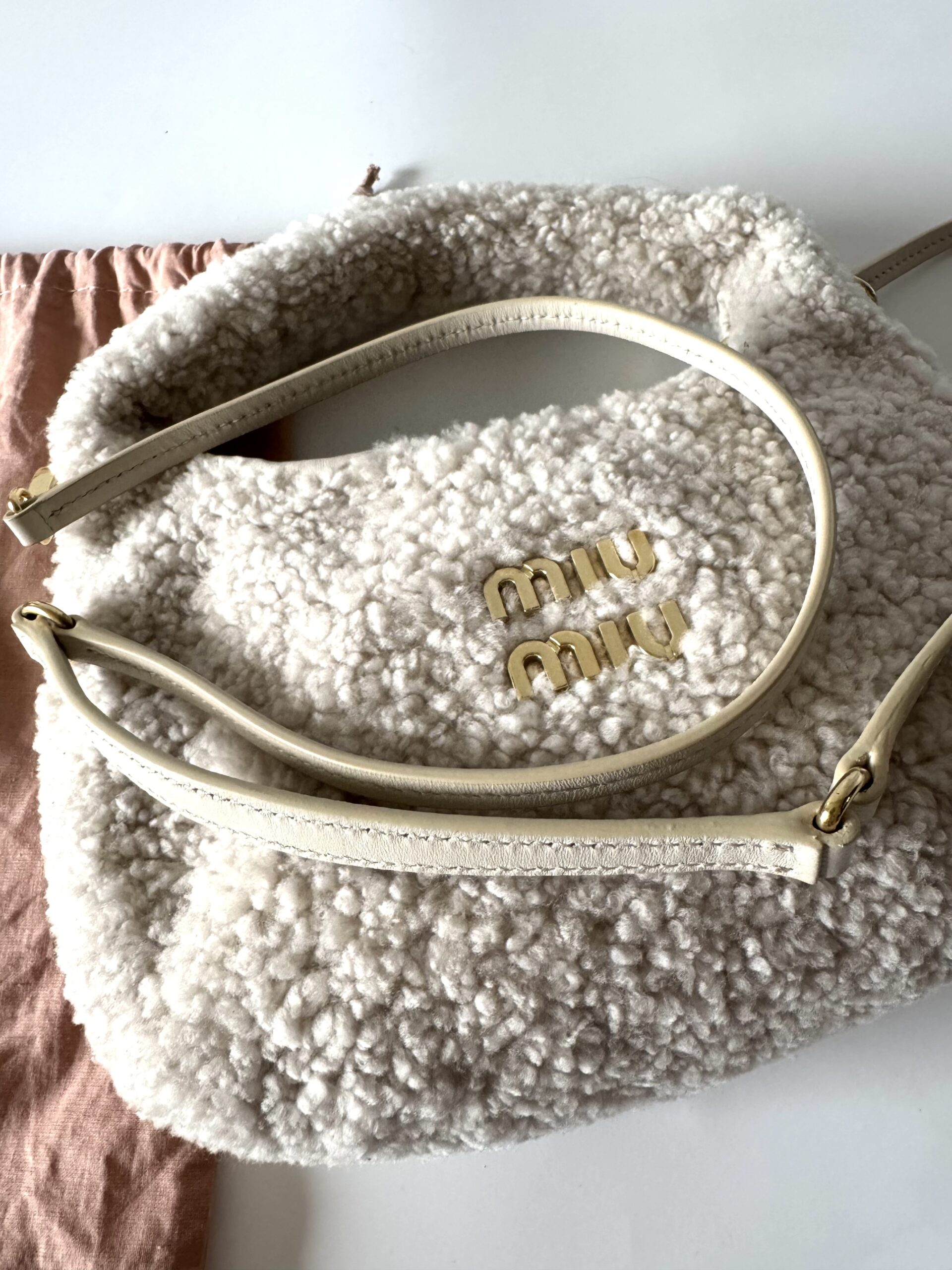 MIU MIU Wander Shearling Shoulder bag – torebka - obrazek 13