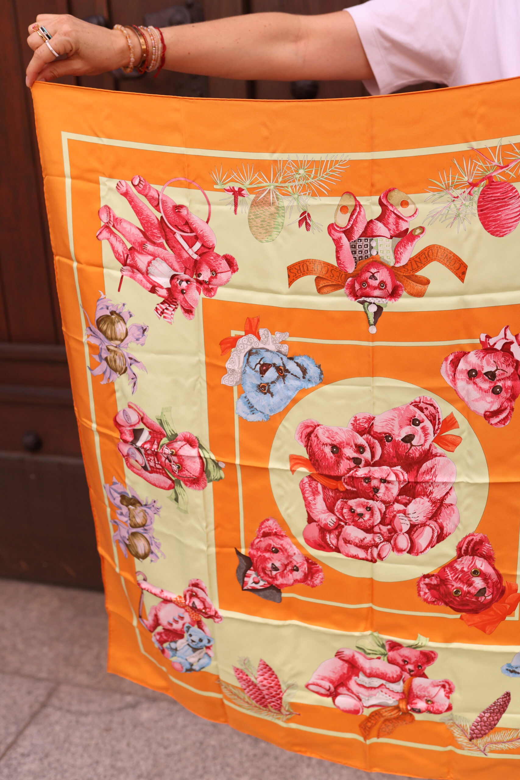 Hermes jedwabna apaszka chusta z misiami - obrazek 2