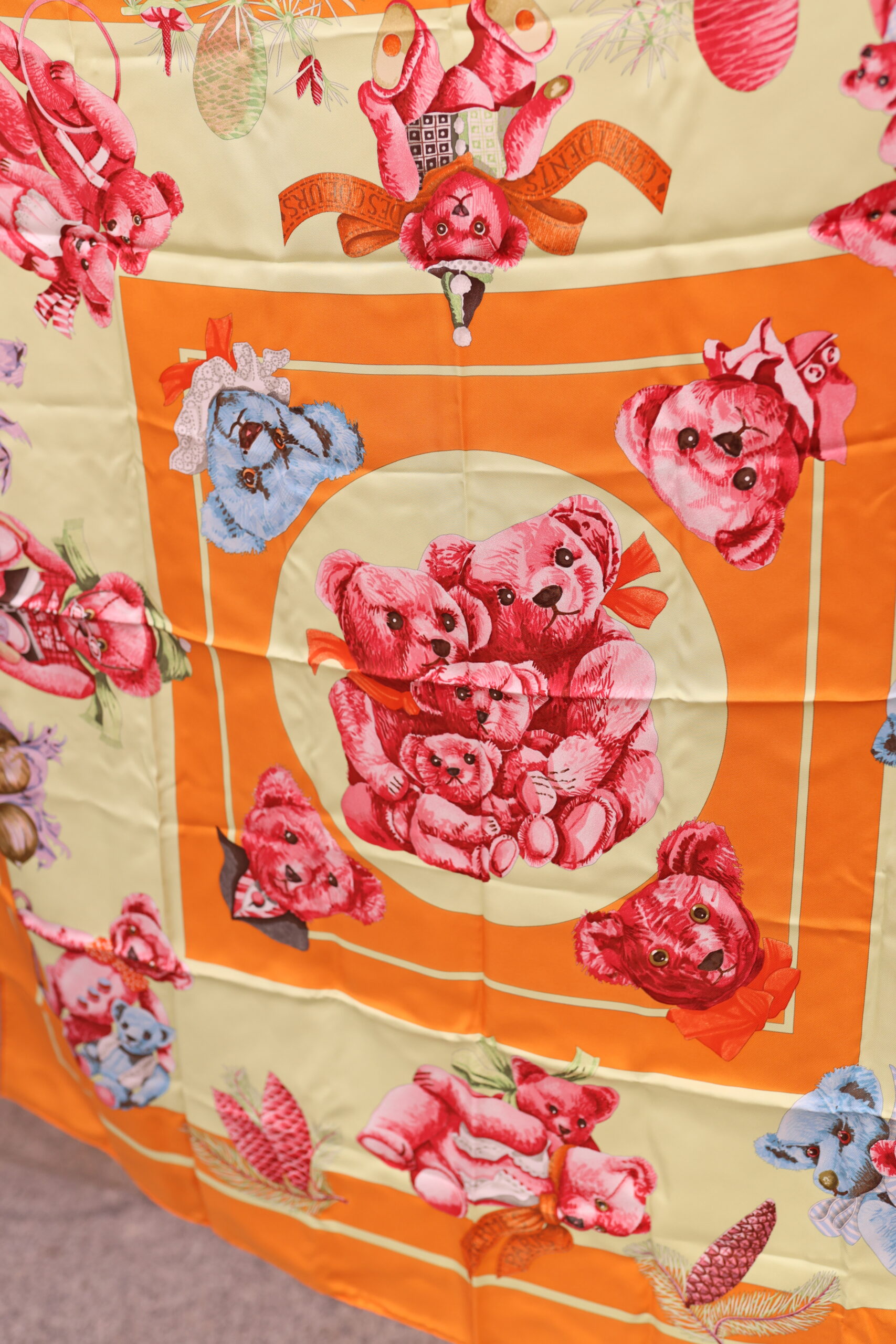 Hermes jedwabna apaszka chusta z misiami - obrazek 3