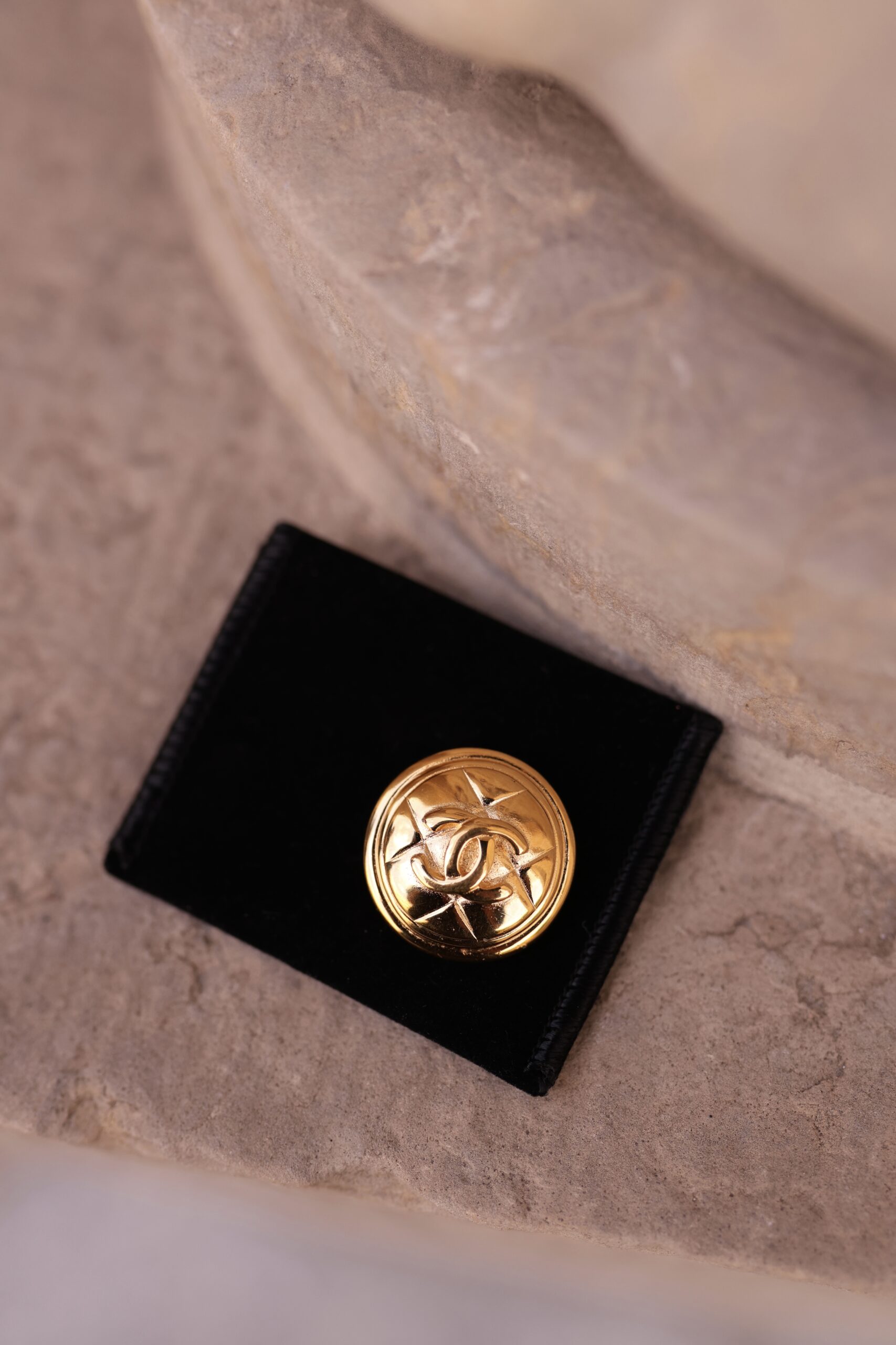Chanel okrągła broszka vintage