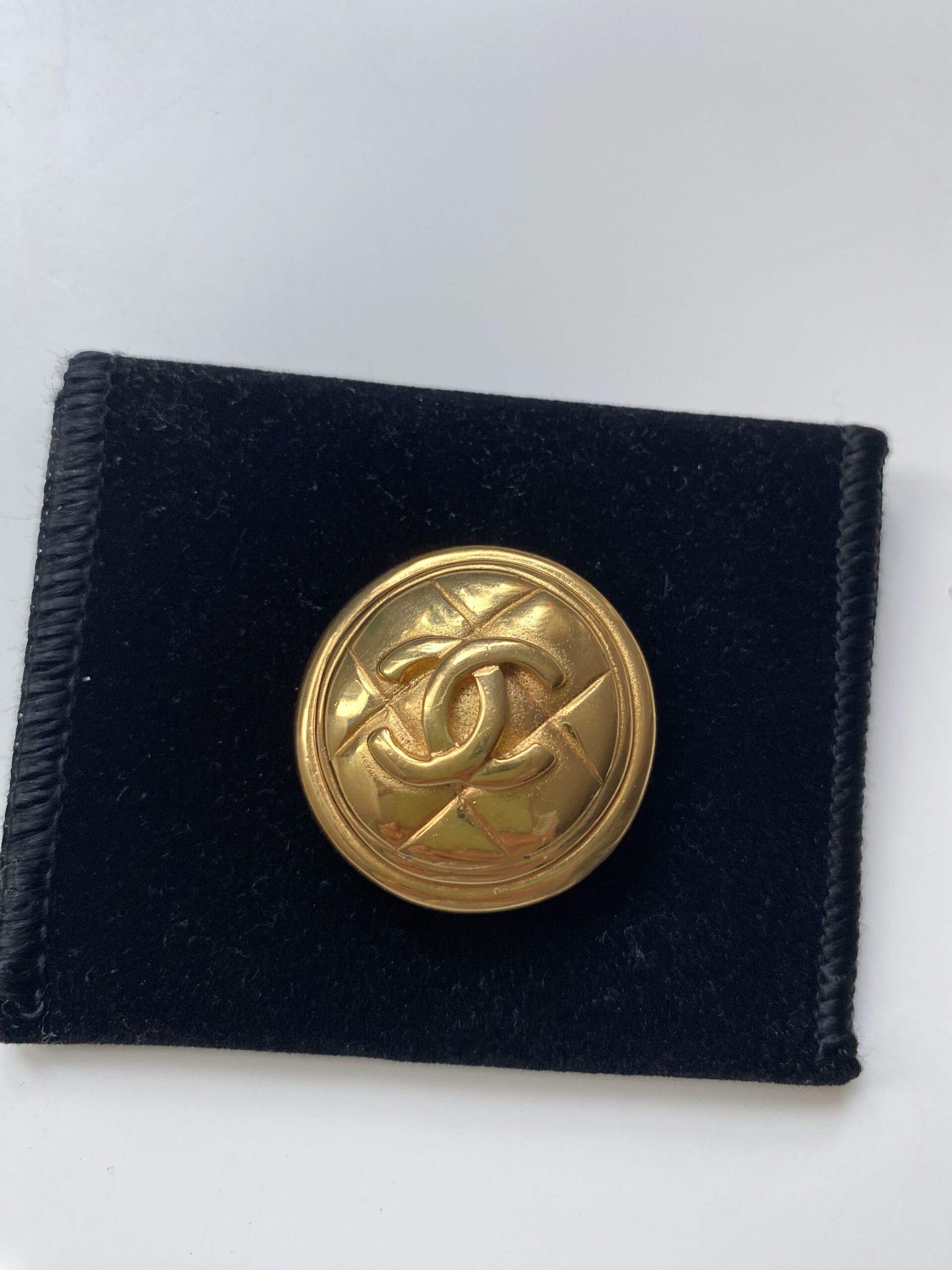 Chanel okrągła broszka vintage - obrazek 3