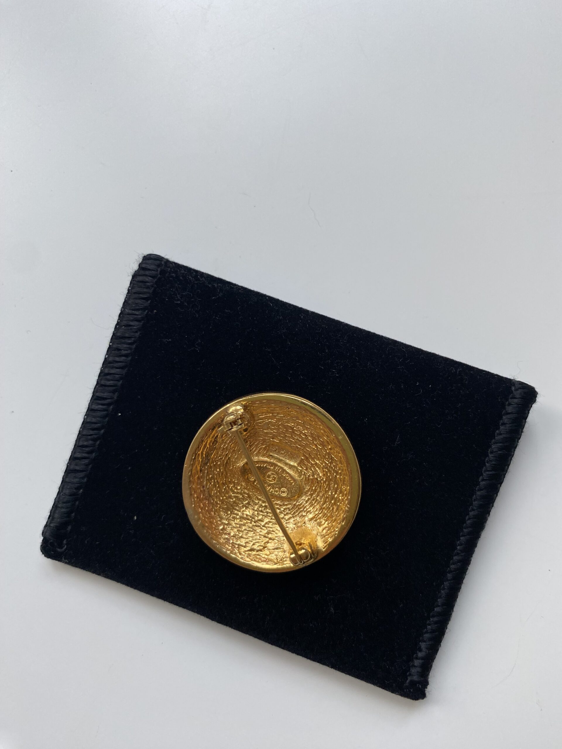 Chanel okrągła broszka vintage - obrazek 4