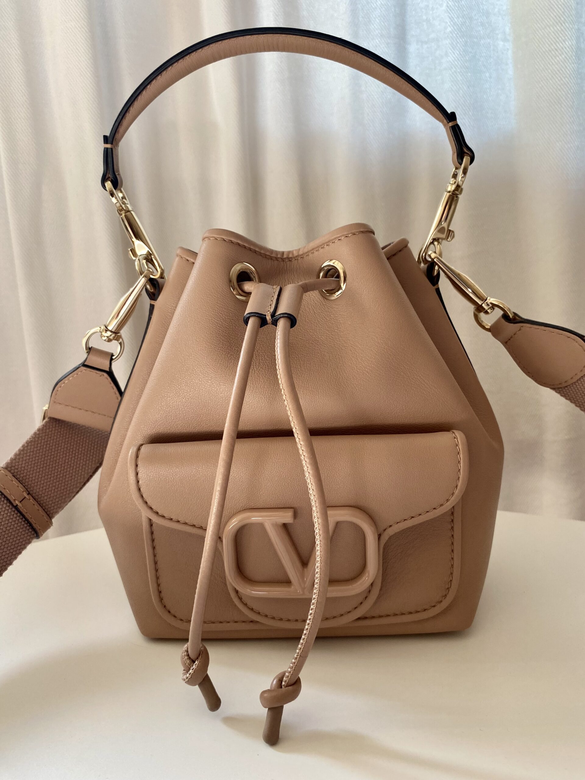 Valentino Garavani torebka worek pudrowy róż - obrazek 4