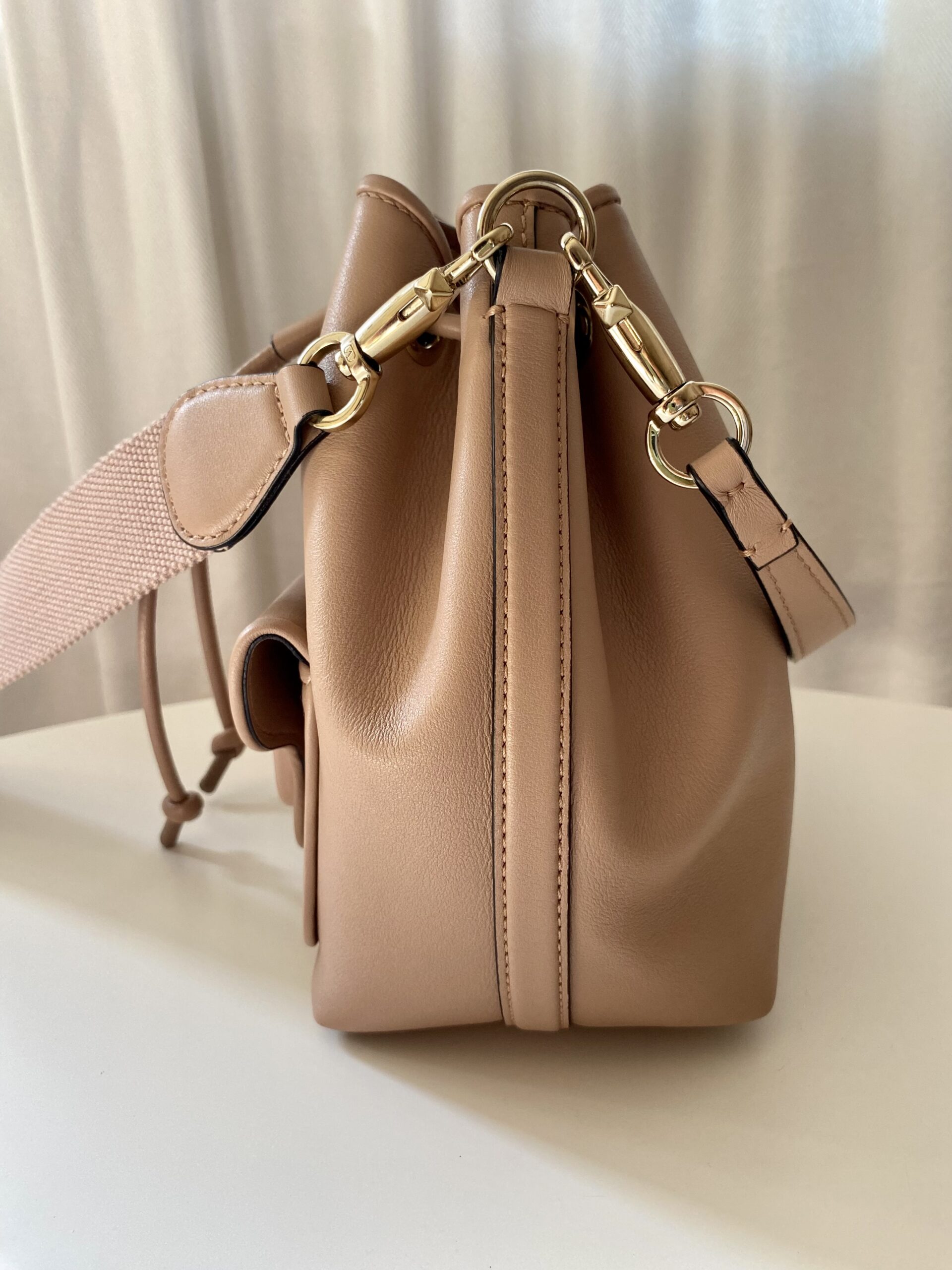 Valentino Garavani torebka worek pudrowy róż - obrazek 5