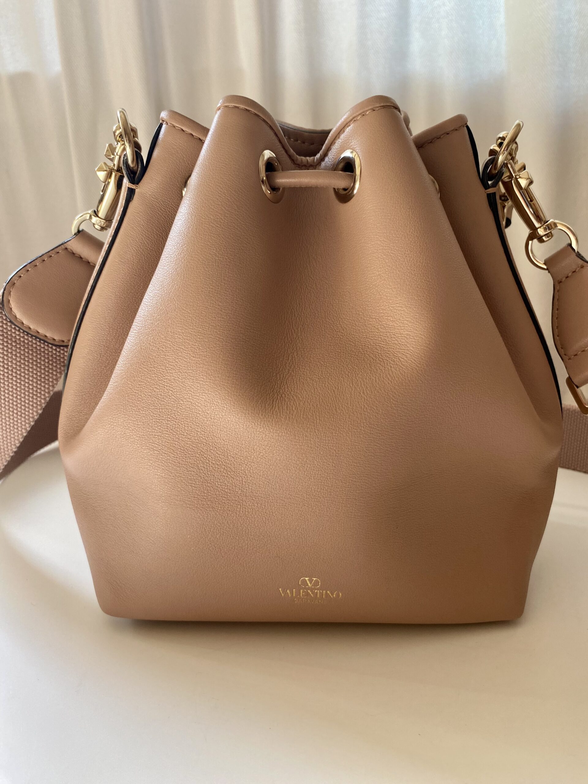 Valentino Garavani torebka worek pudrowy róż - obrazek 6