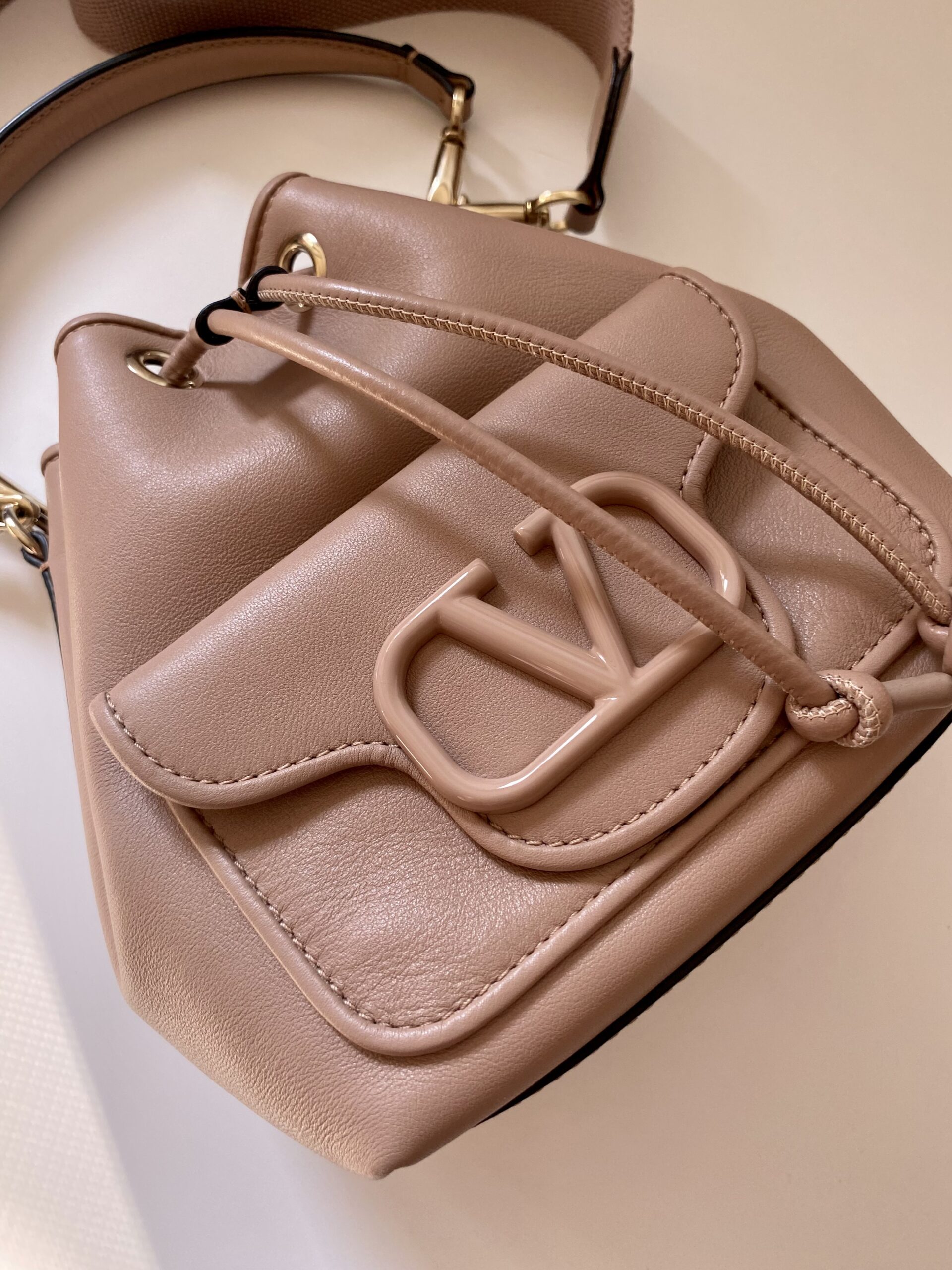 Valentino Garavani torebka worek pudrowy róż - obrazek 8