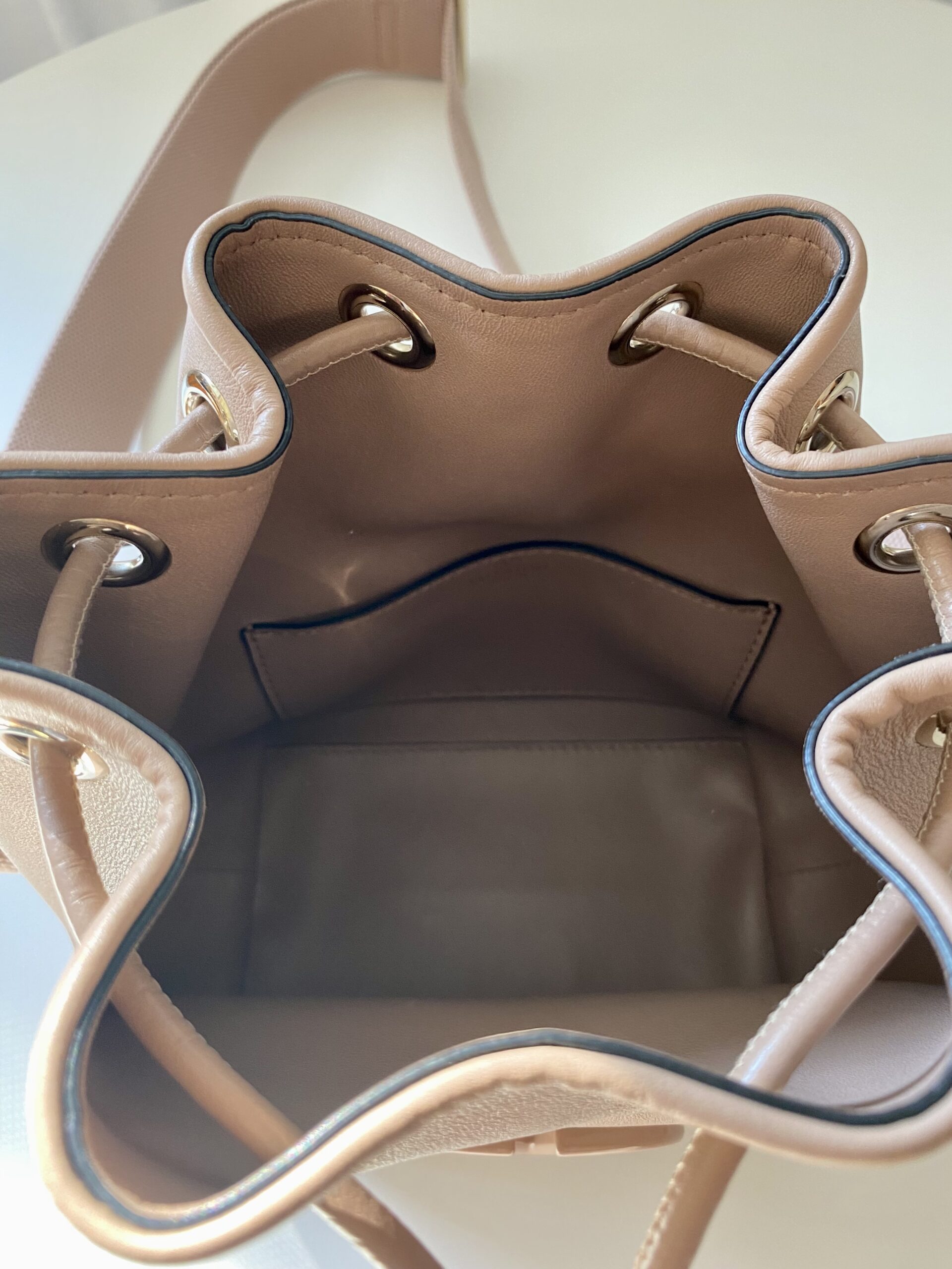 Valentino Garavani torebka worek pudrowy róż - obrazek 9