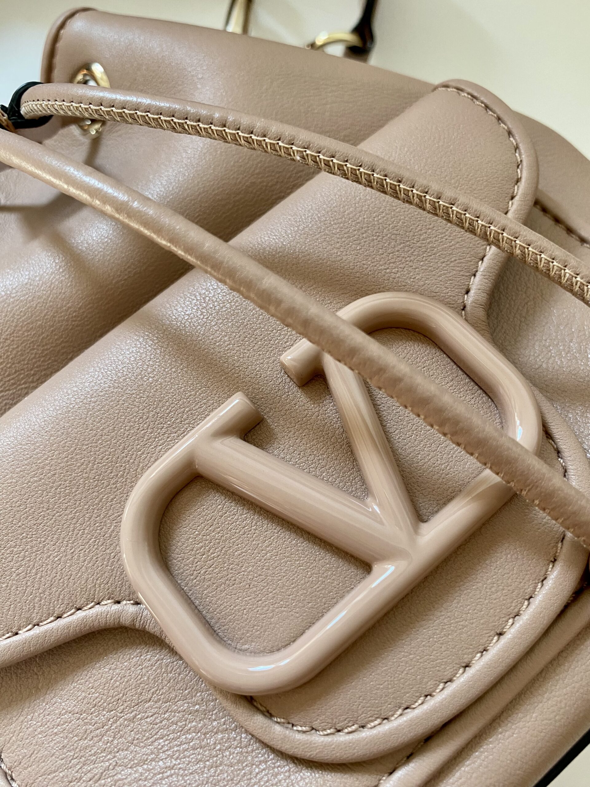 Valentino Garavani torebka worek pudrowy róż - obrazek 10