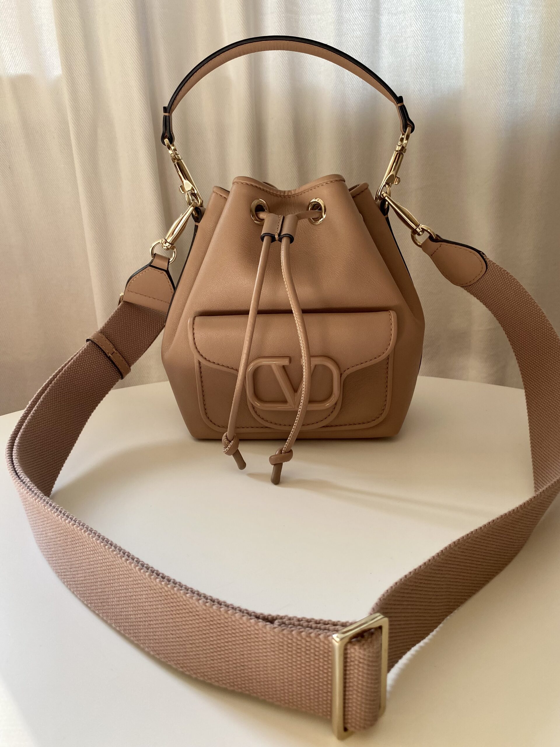 Valentino Garavani torebka worek pudrowy róż - obrazek 3