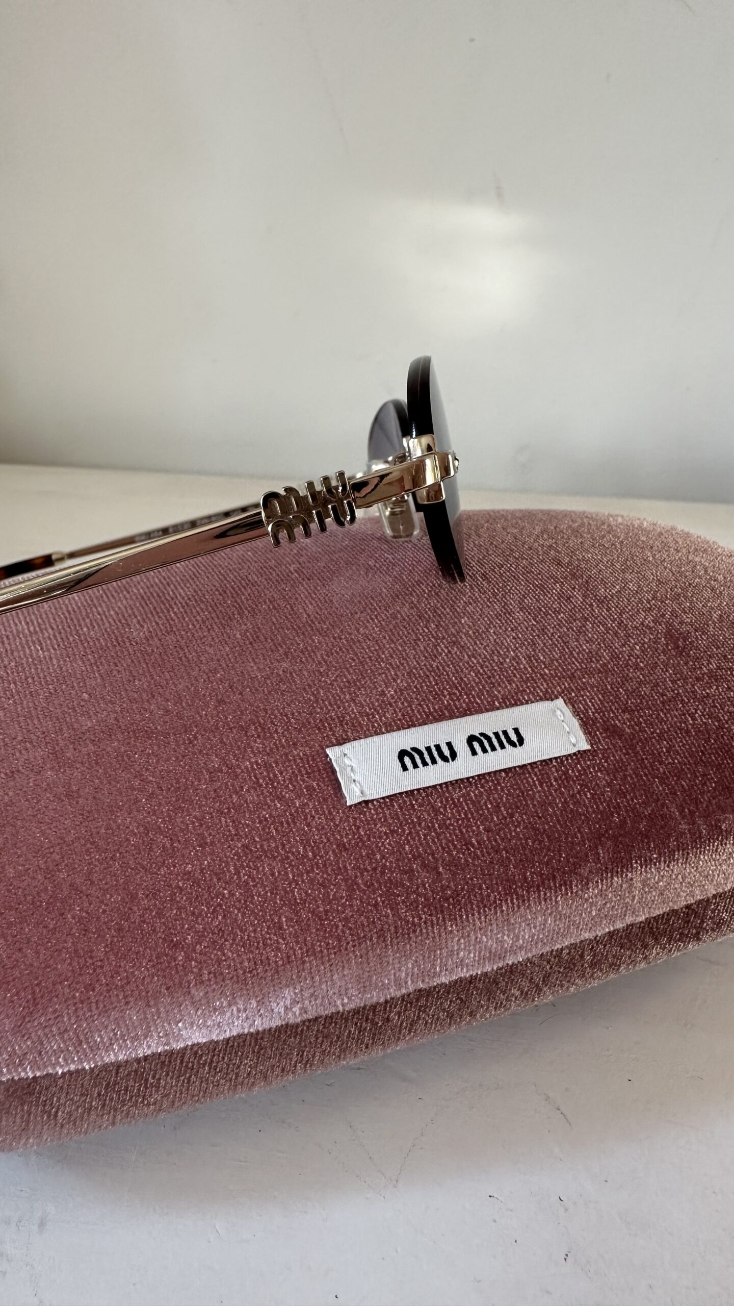 Miu Miu kultowe okulary przeciwsłoneczne - obrazek 4