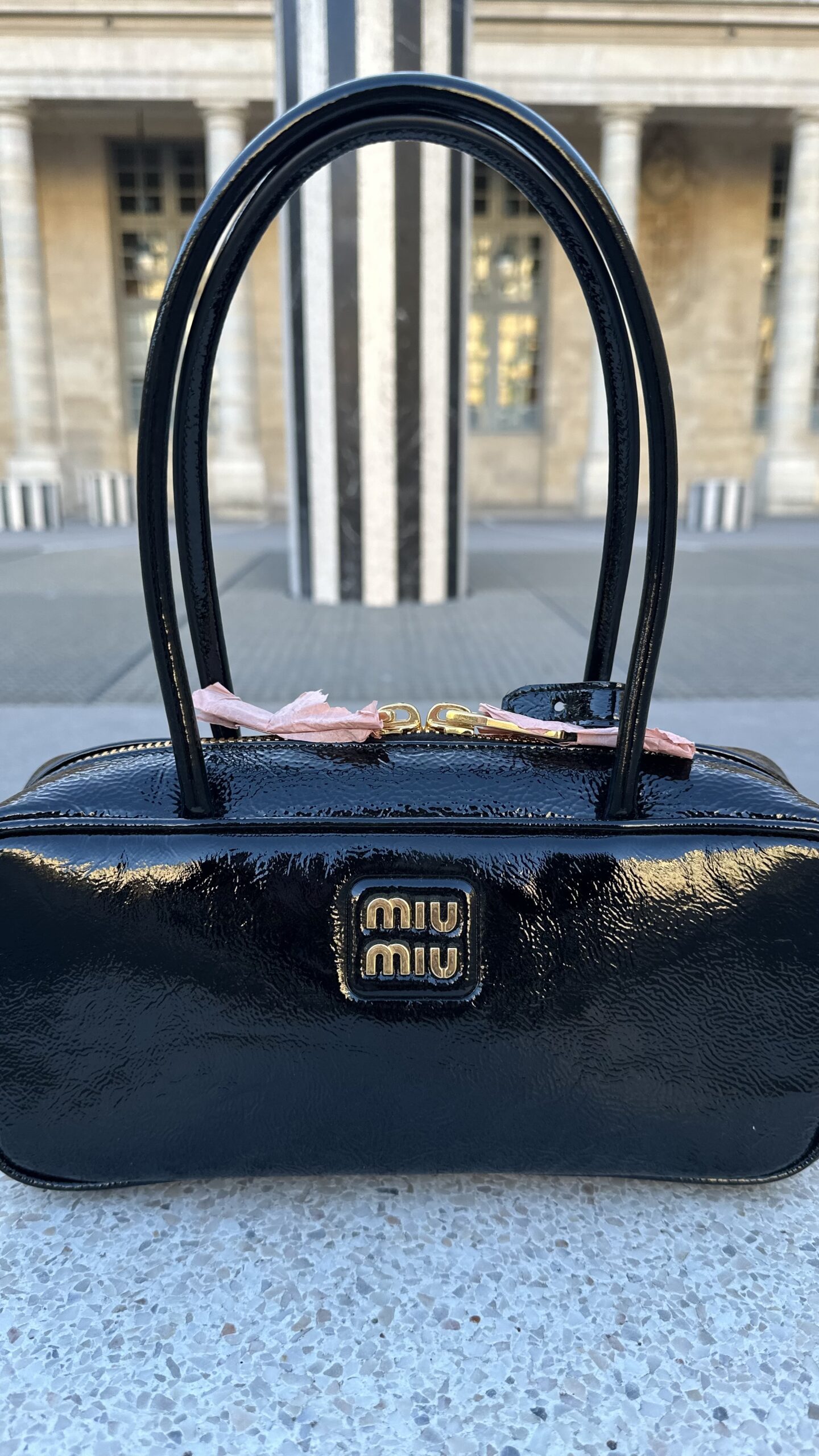 Miu miu Beau naplak patent czarna lakierowana torebka - obrazek 2