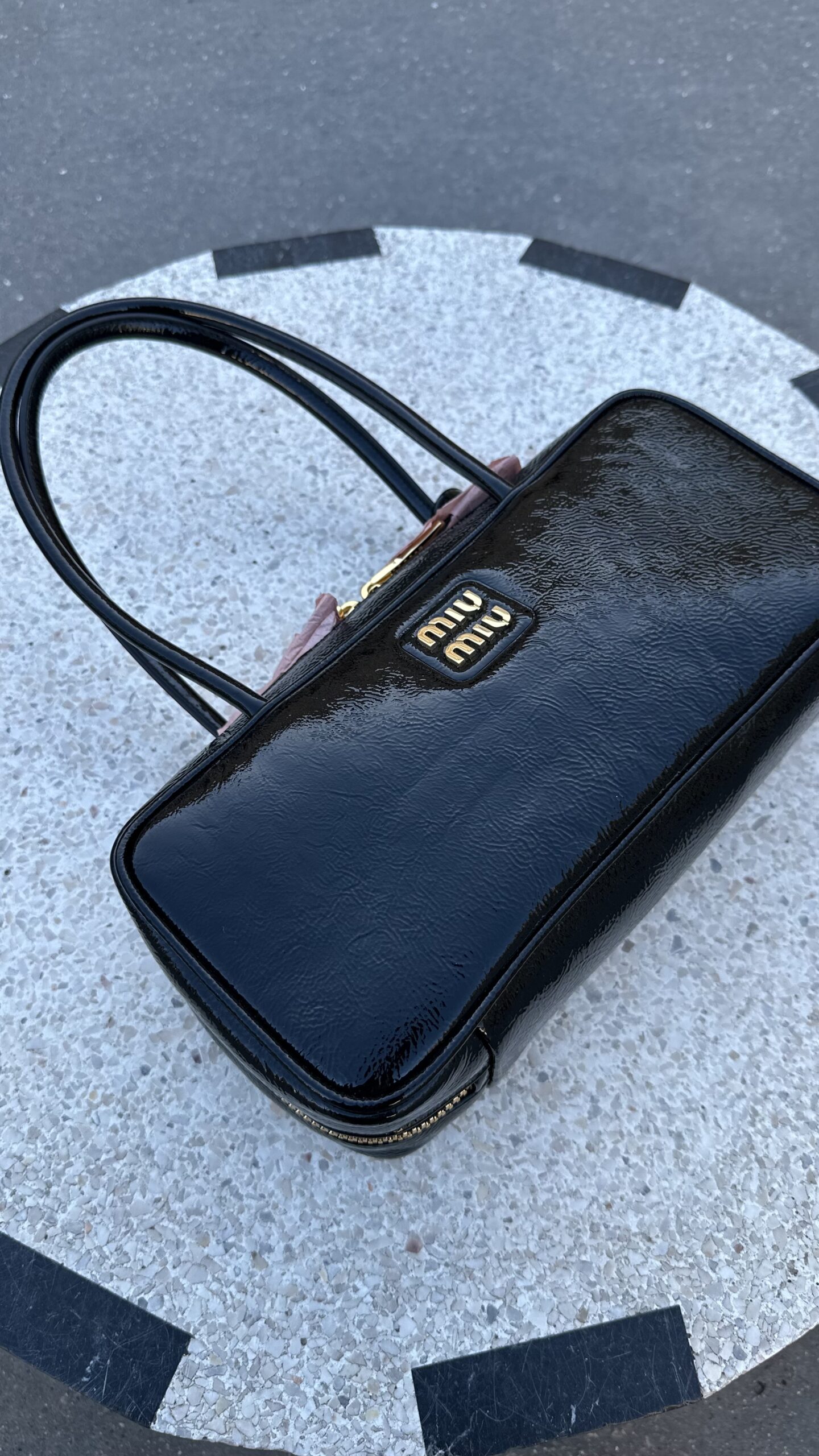 Miu miu Beau naplak patent czarna lakierowana torebka - obrazek 5