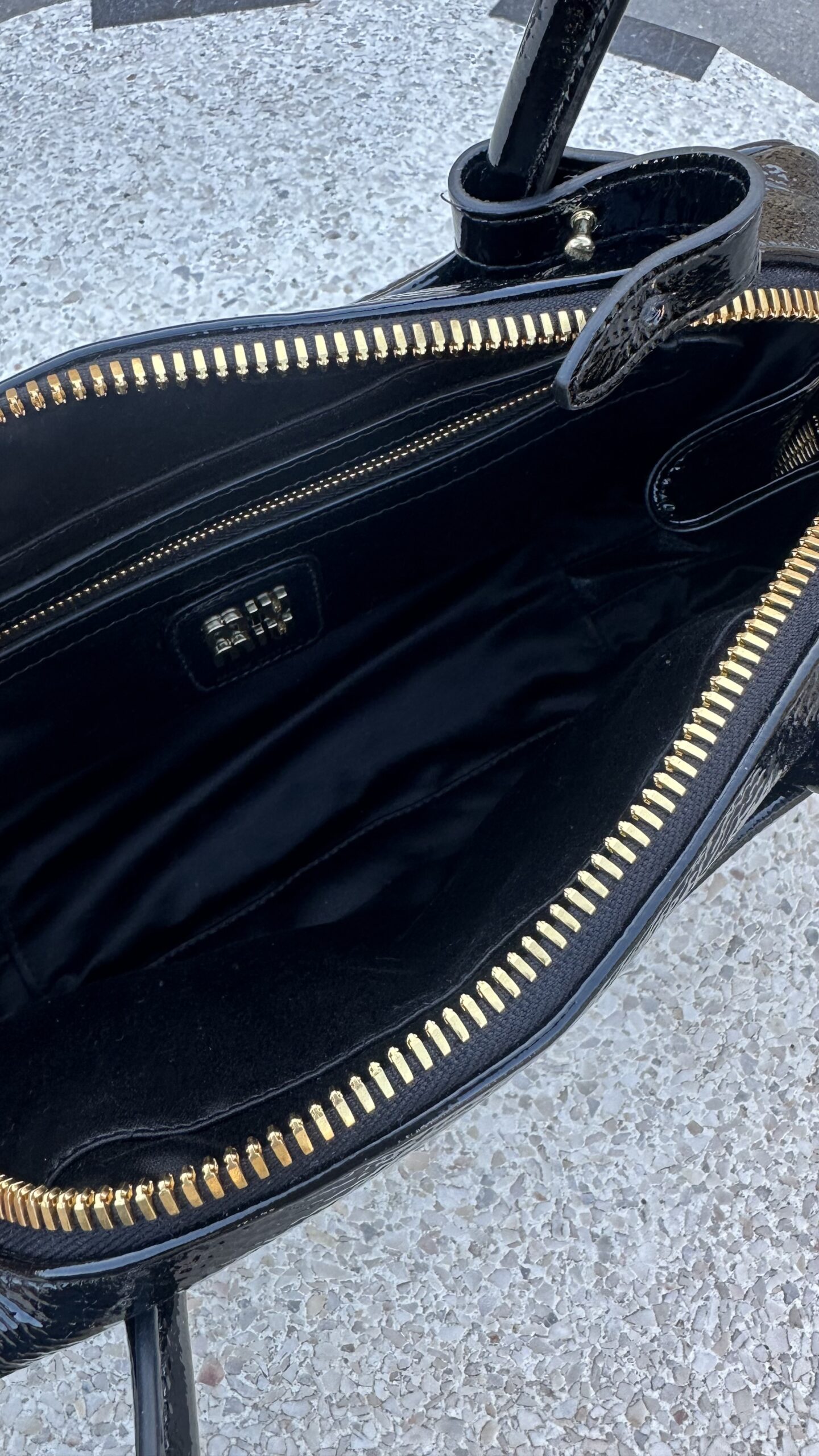 Miu miu Beau naplak patent czarna lakierowana torebka - obrazek 6