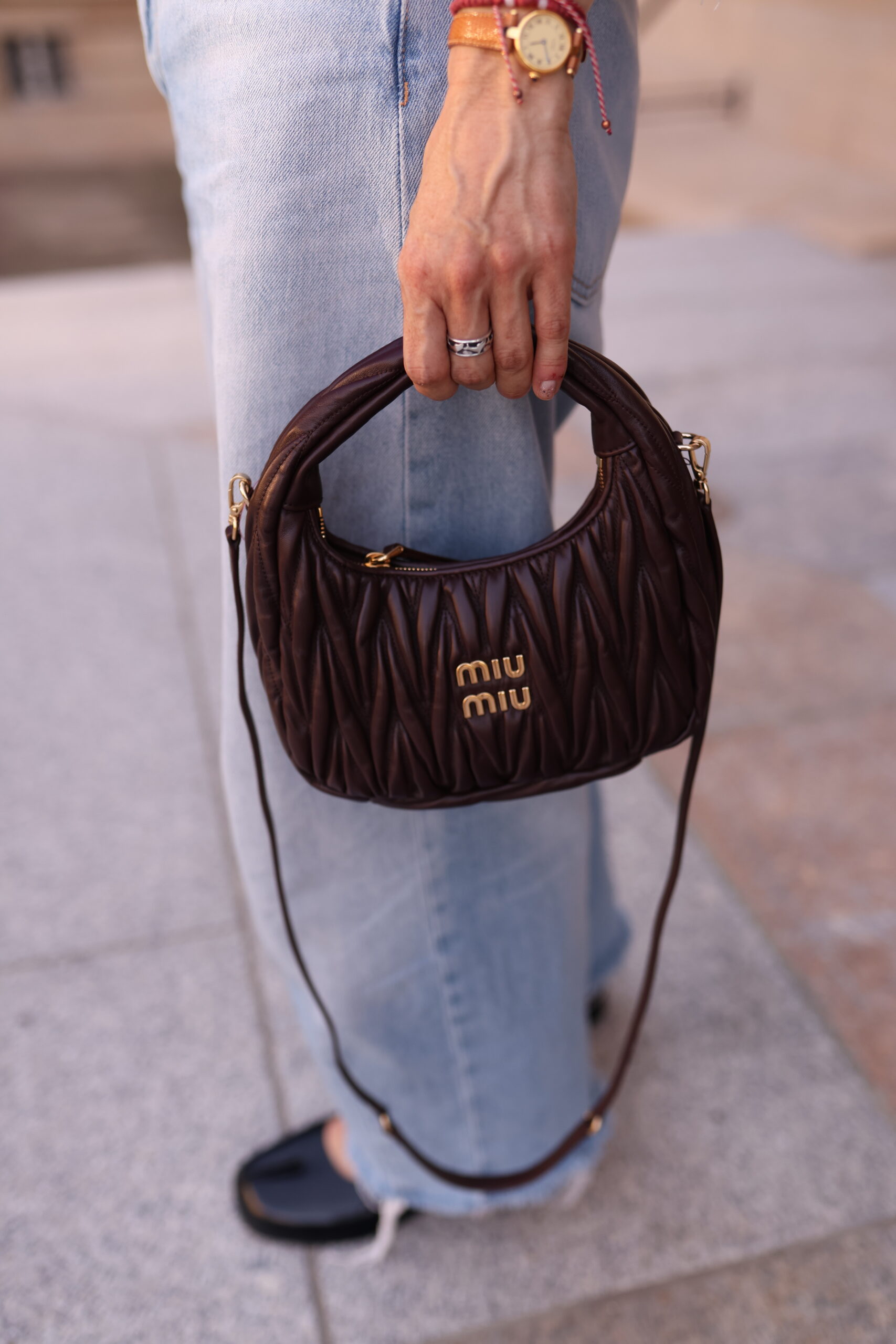 Miu Miu Wander matelassé suede bag burgundowa torebka - obrazek 4