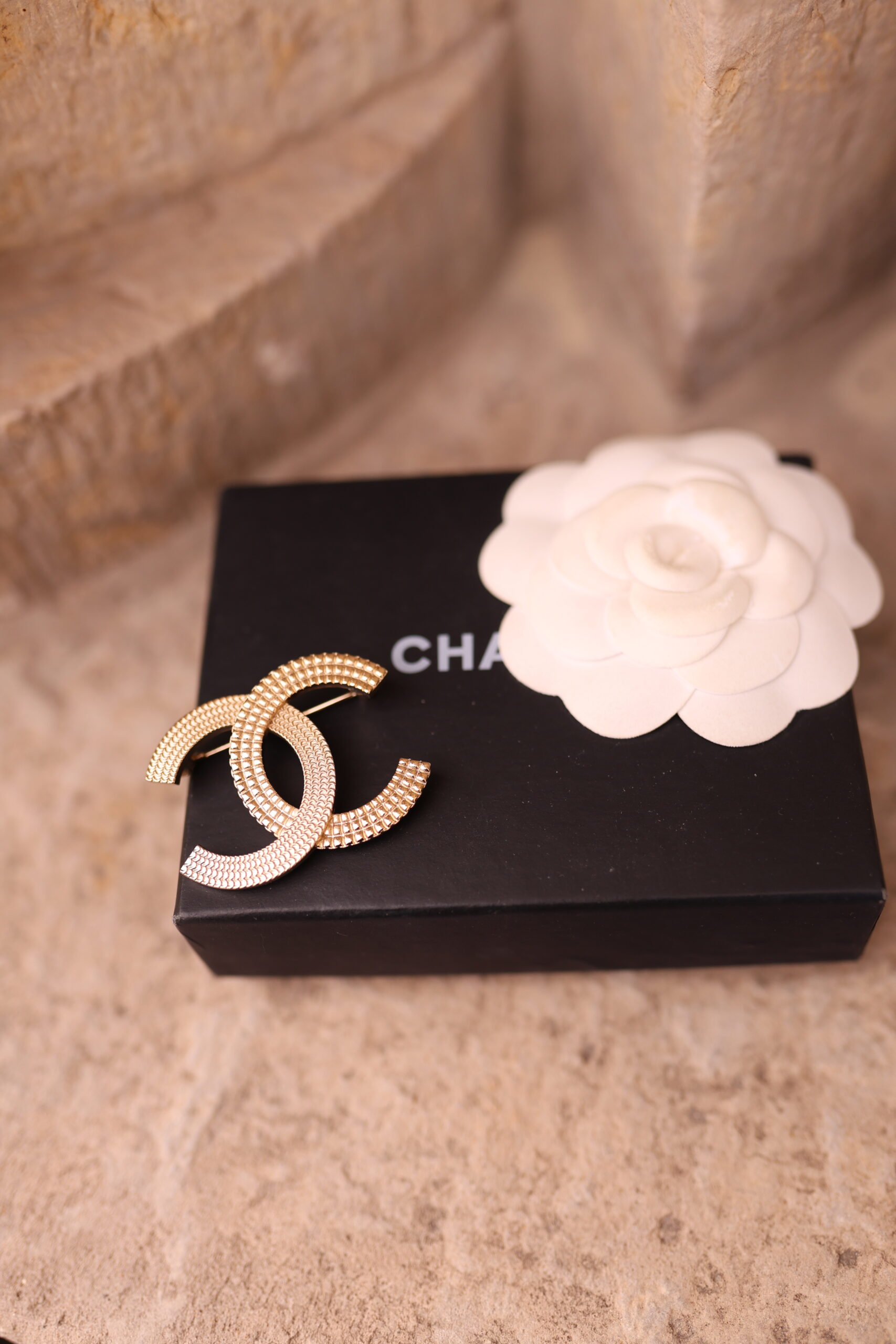 Chanel prosta klasyczna złota broszka