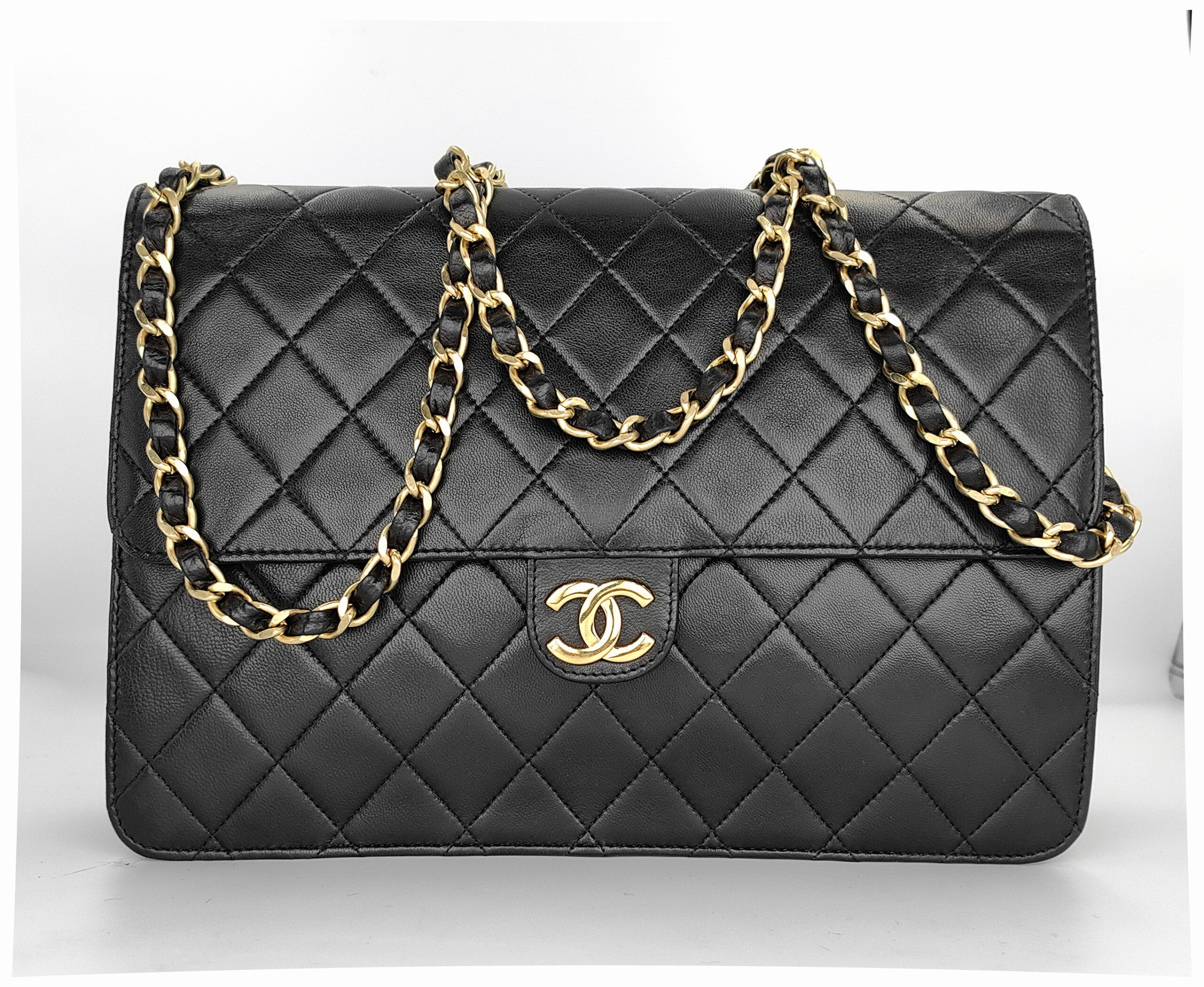 Chanel flap bag on chain - obrazek 2