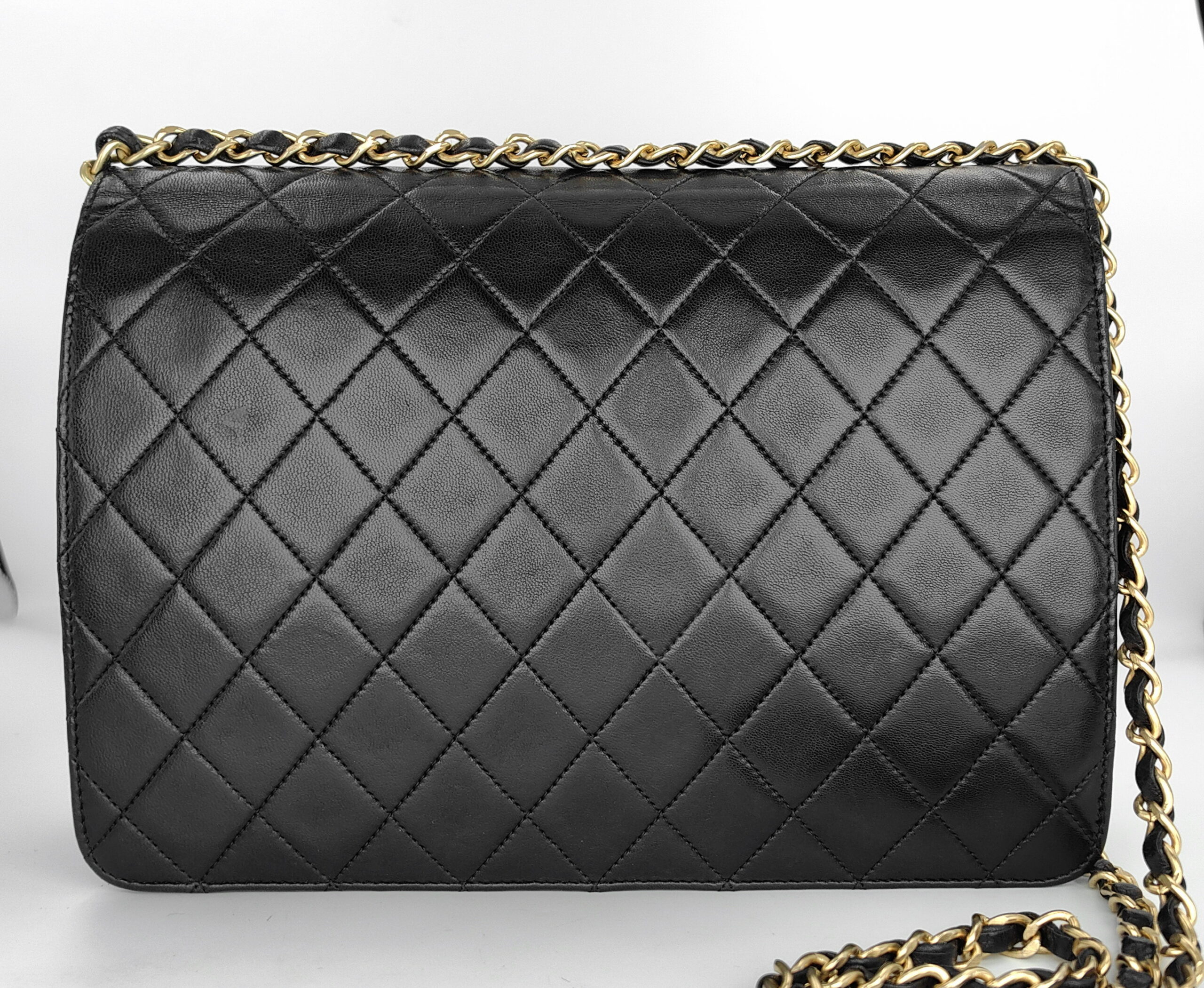 Chanel flap bag on chain - obrazek 3