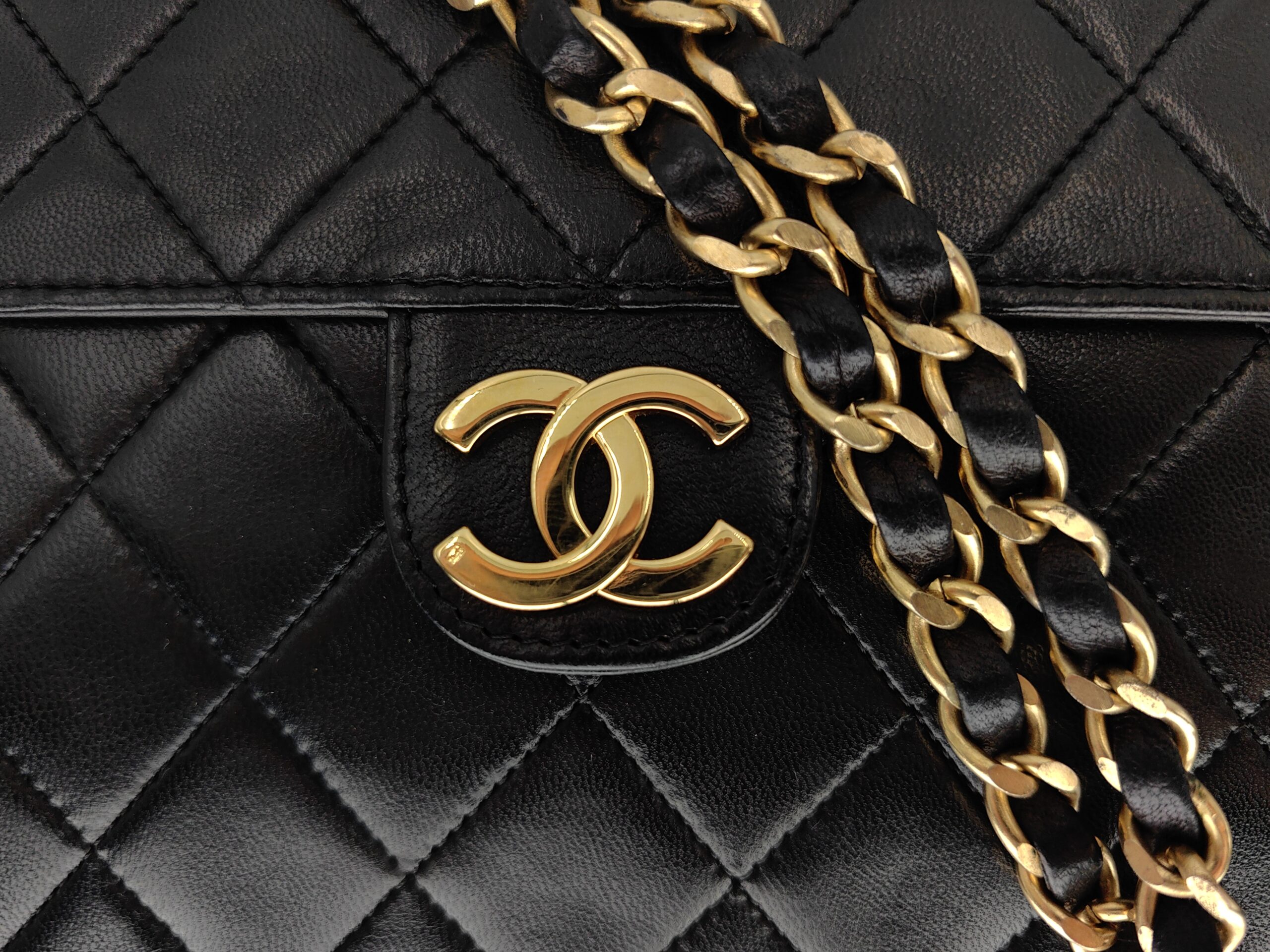 Chanel flap bag on chain - obrazek 14