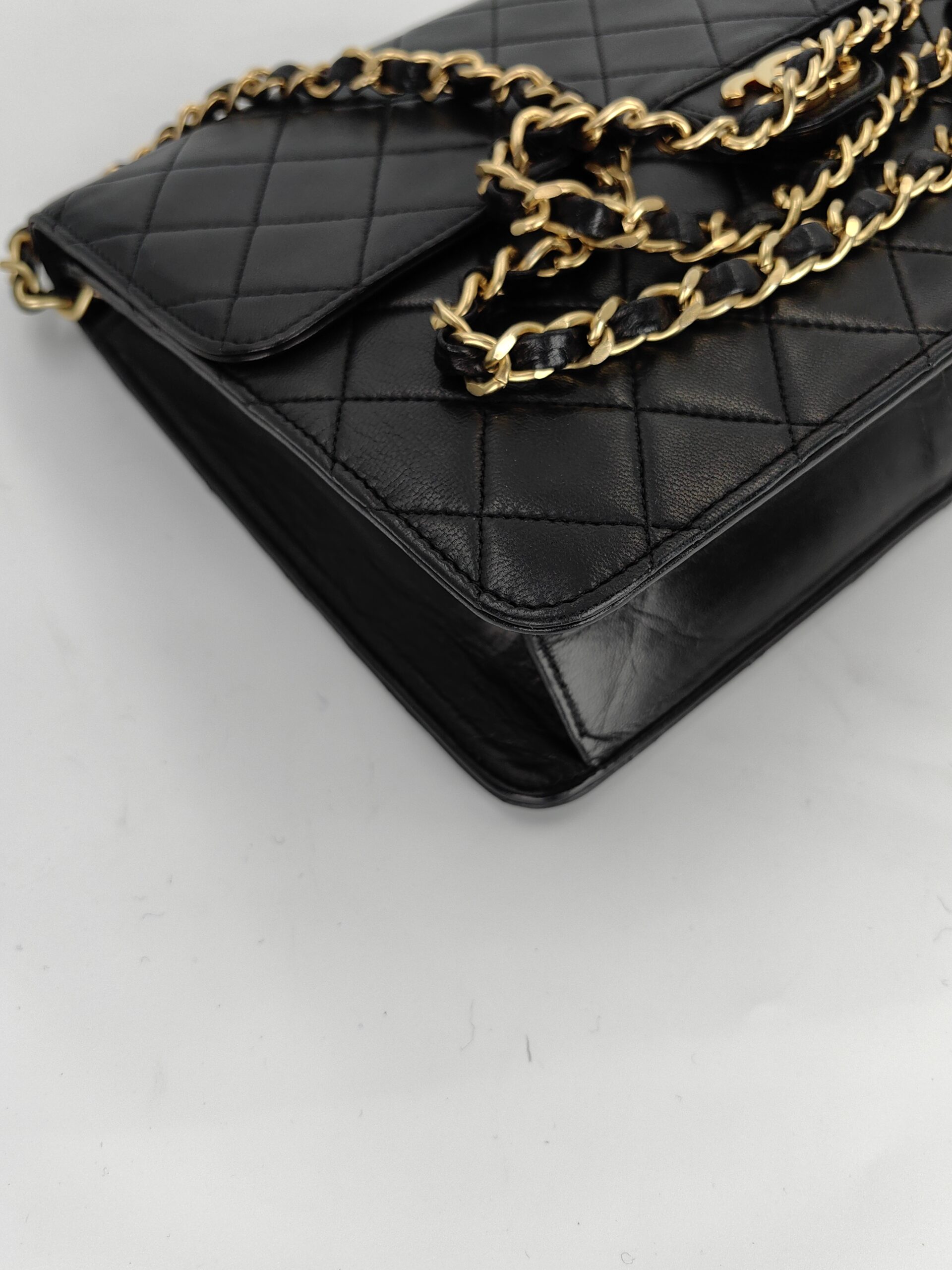 Chanel flap bag on chain - obrazek 16