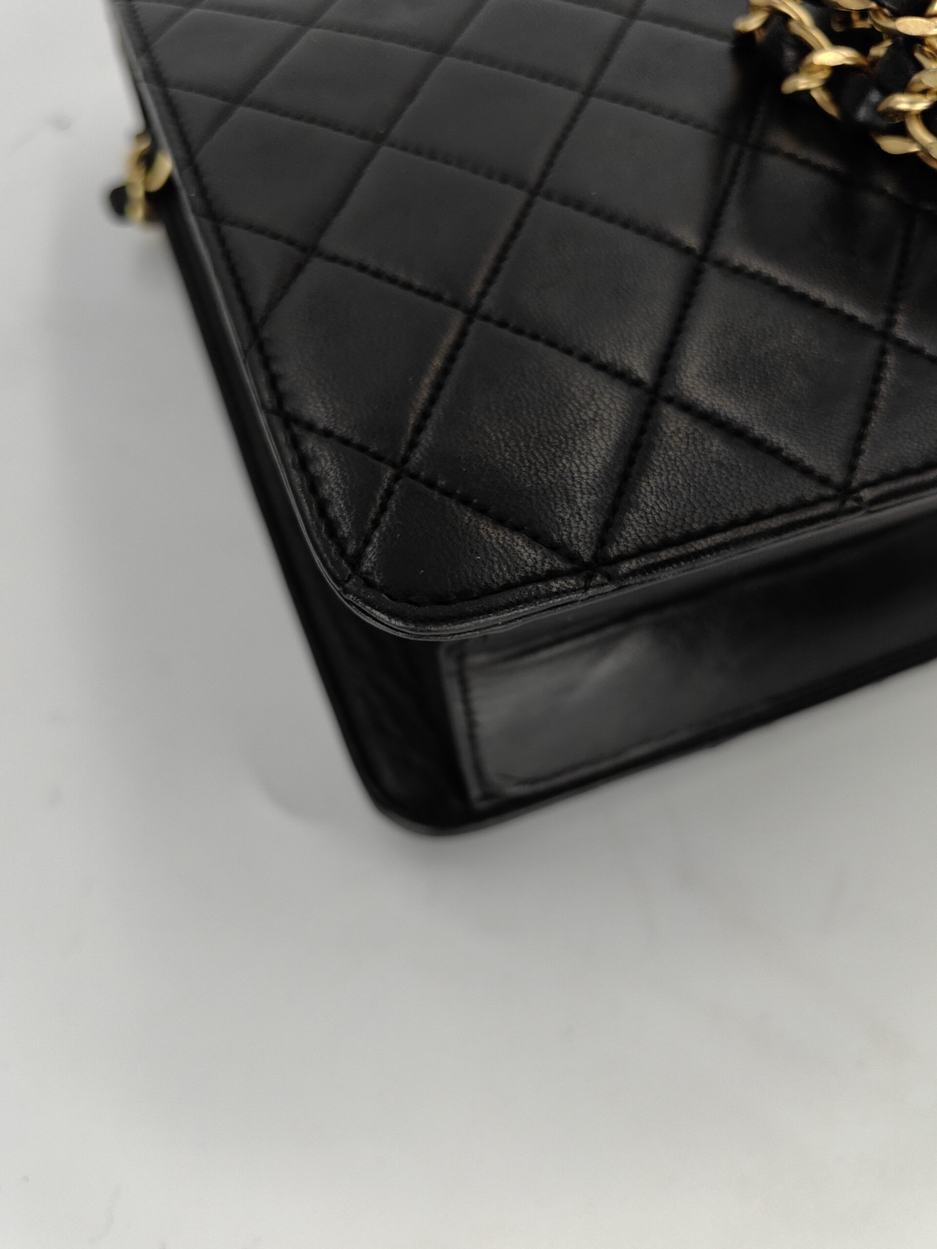 Chanel flap bag on chain - obrazek 18