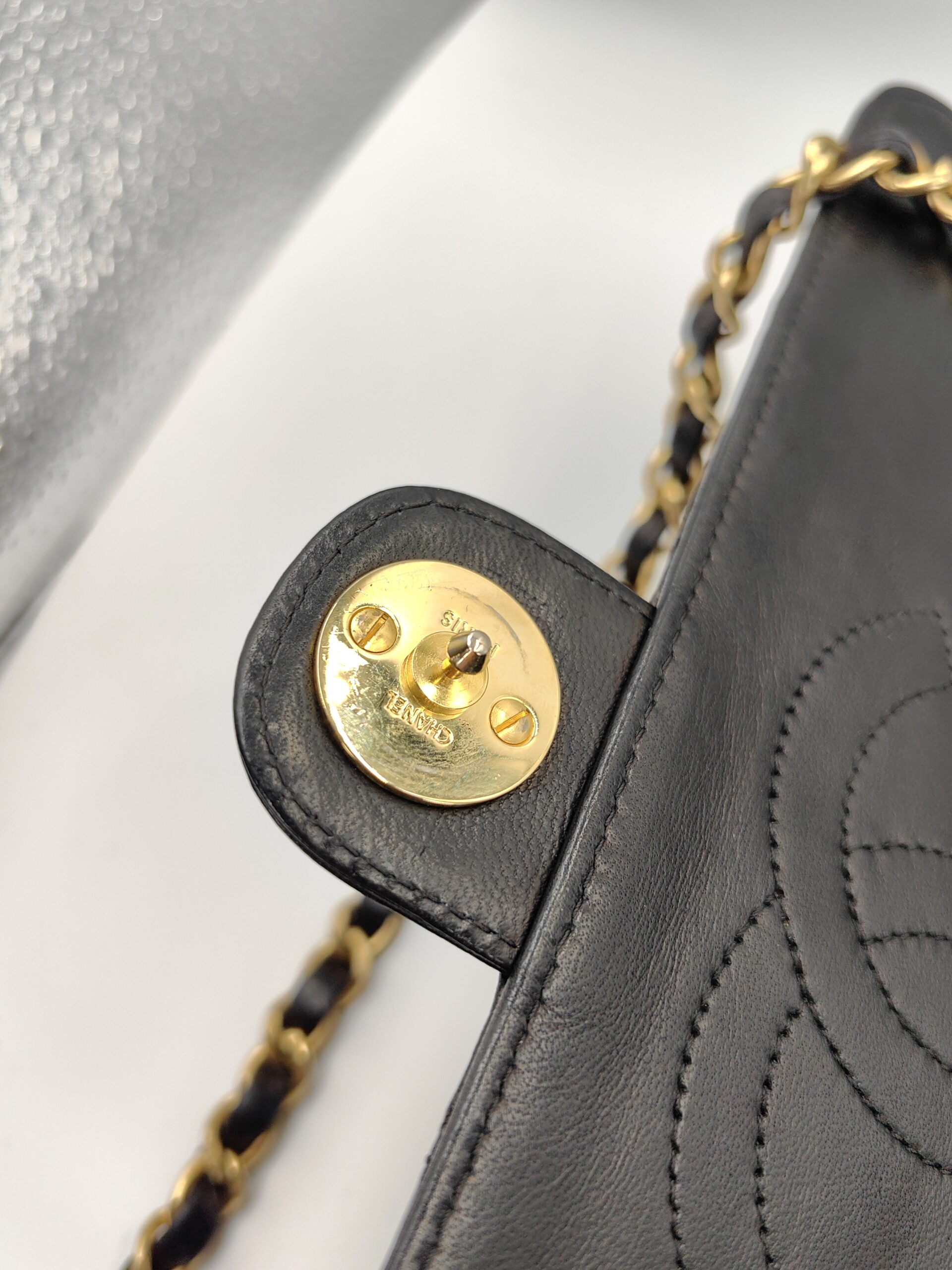 Chanel flap bag on chain - obrazek 22