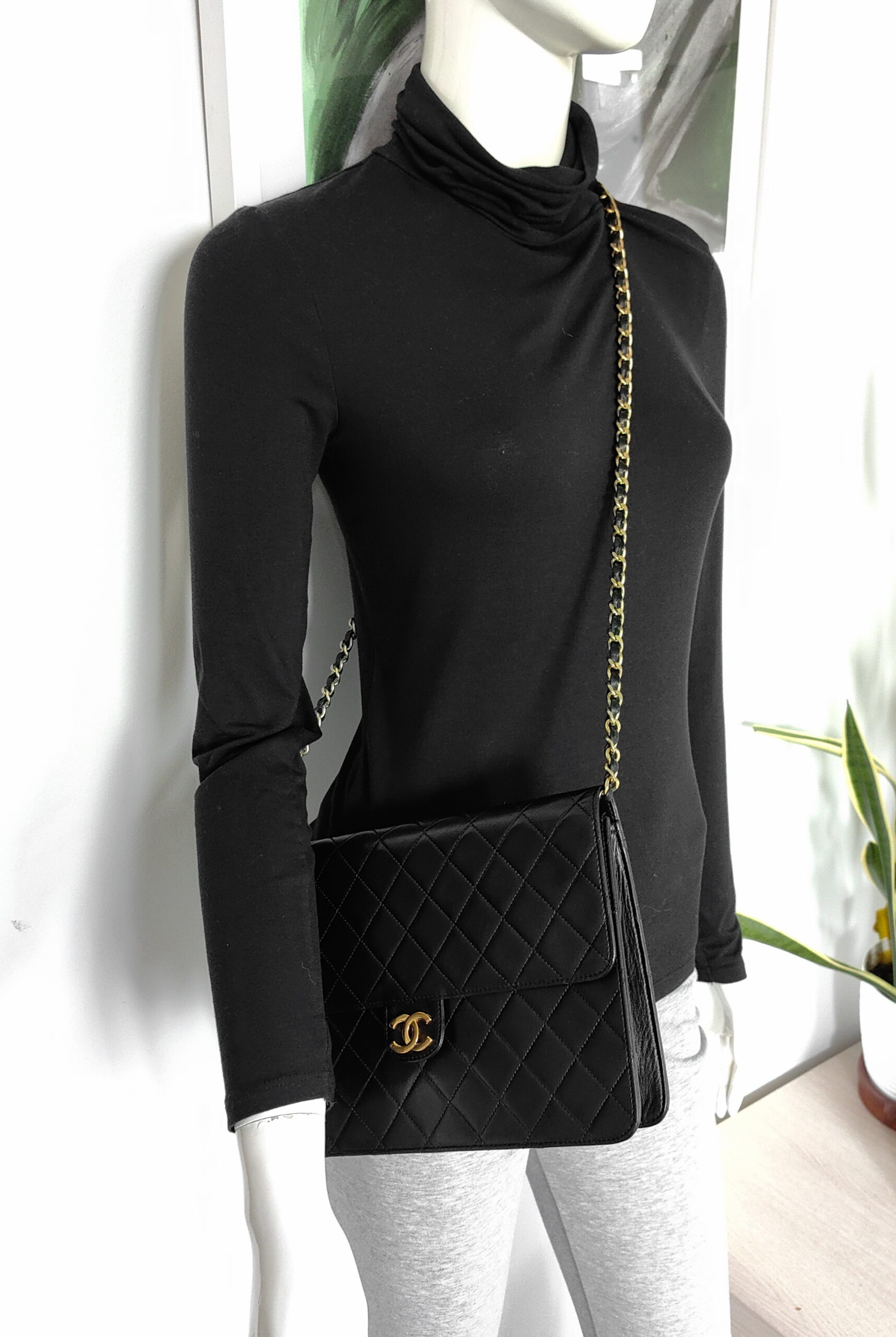 Chanel flap bag on chain - obrazek 7