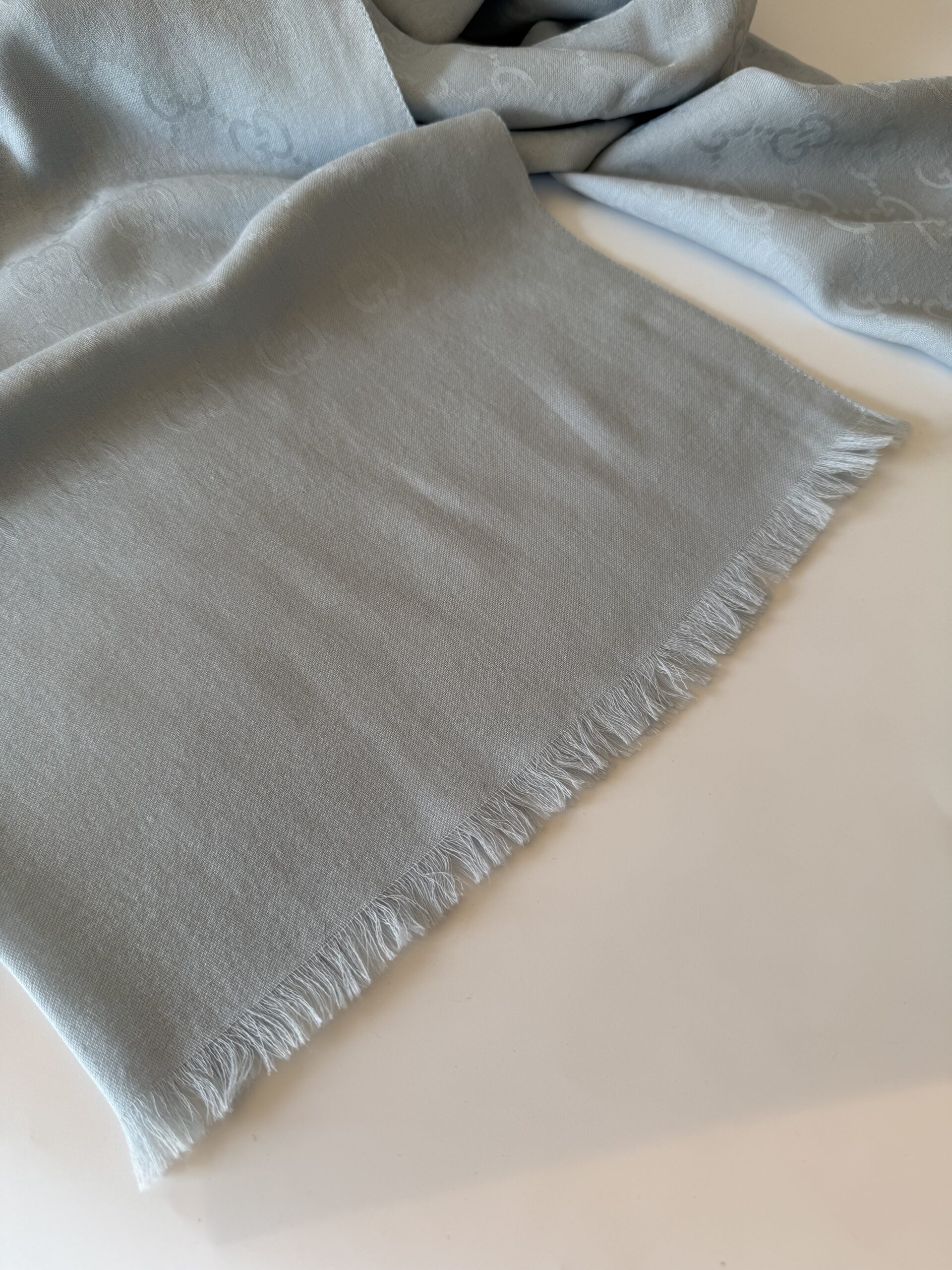 GUCCI GG Monogram Wool and Silk Scarf with fringes - unisex szal - obrazek 3