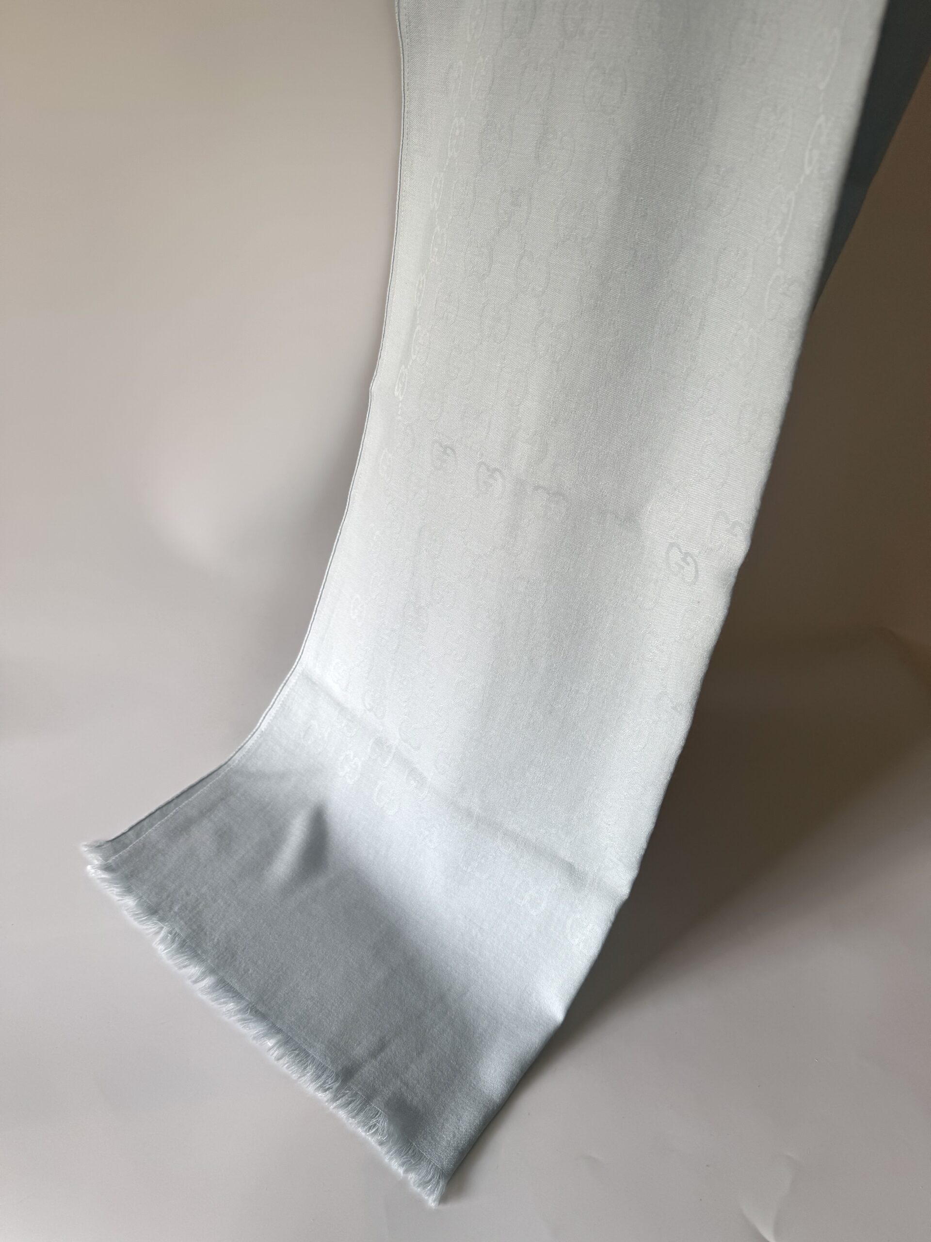 GUCCI GG Monogram Wool and Silk Scarf with fringes - unisex szal - obrazek 4