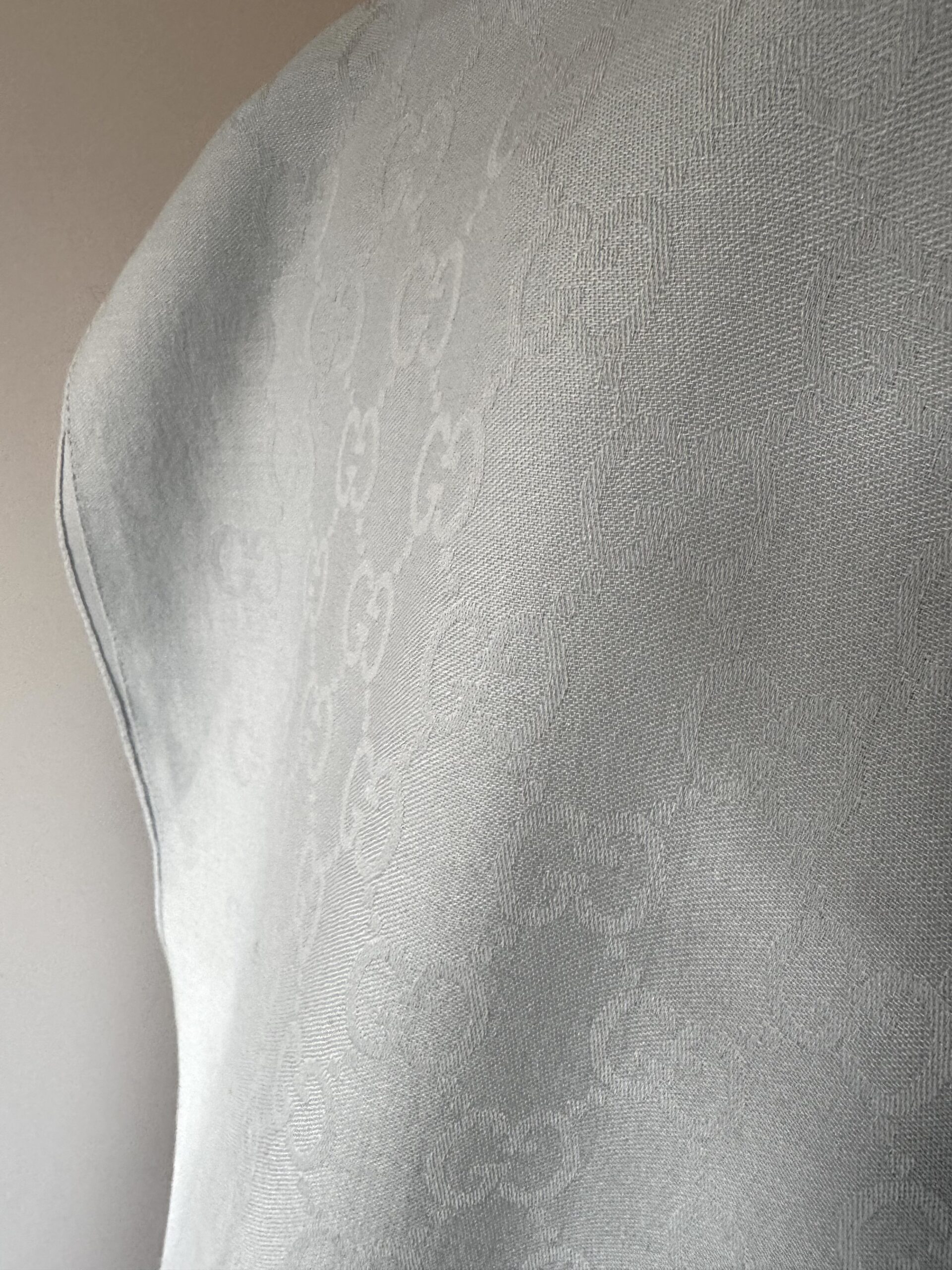 GUCCI GG Monogram Wool and Silk Scarf with fringes - unisex szal - obrazek 5