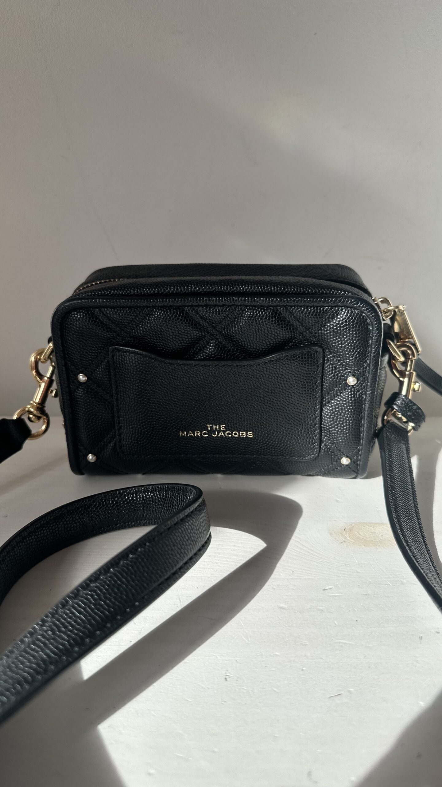 Marc Jacobs czarna torebka z perełkami - obrazek 5