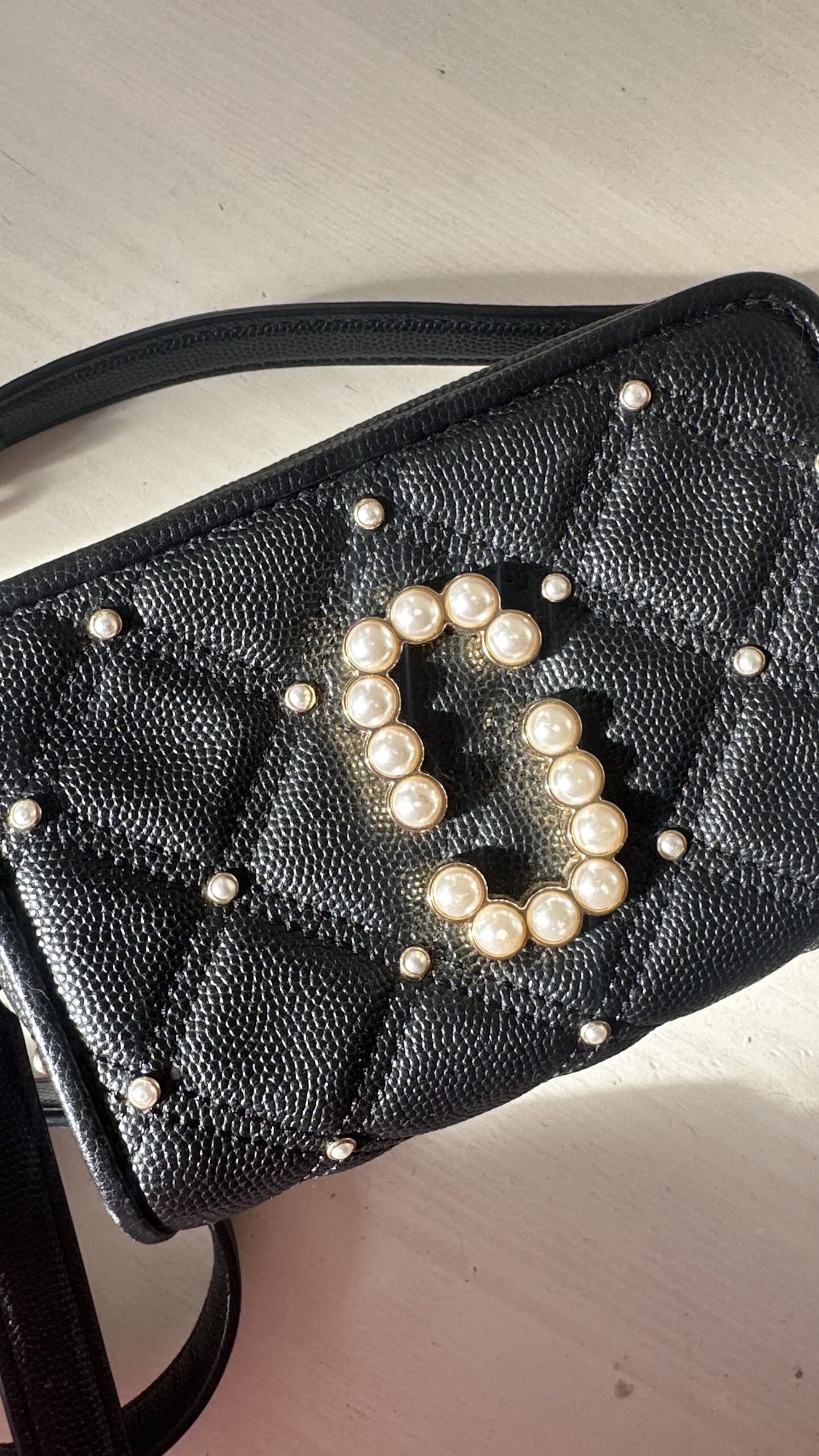 Marc Jacobs czarna torebka z perełkami - obrazek 6