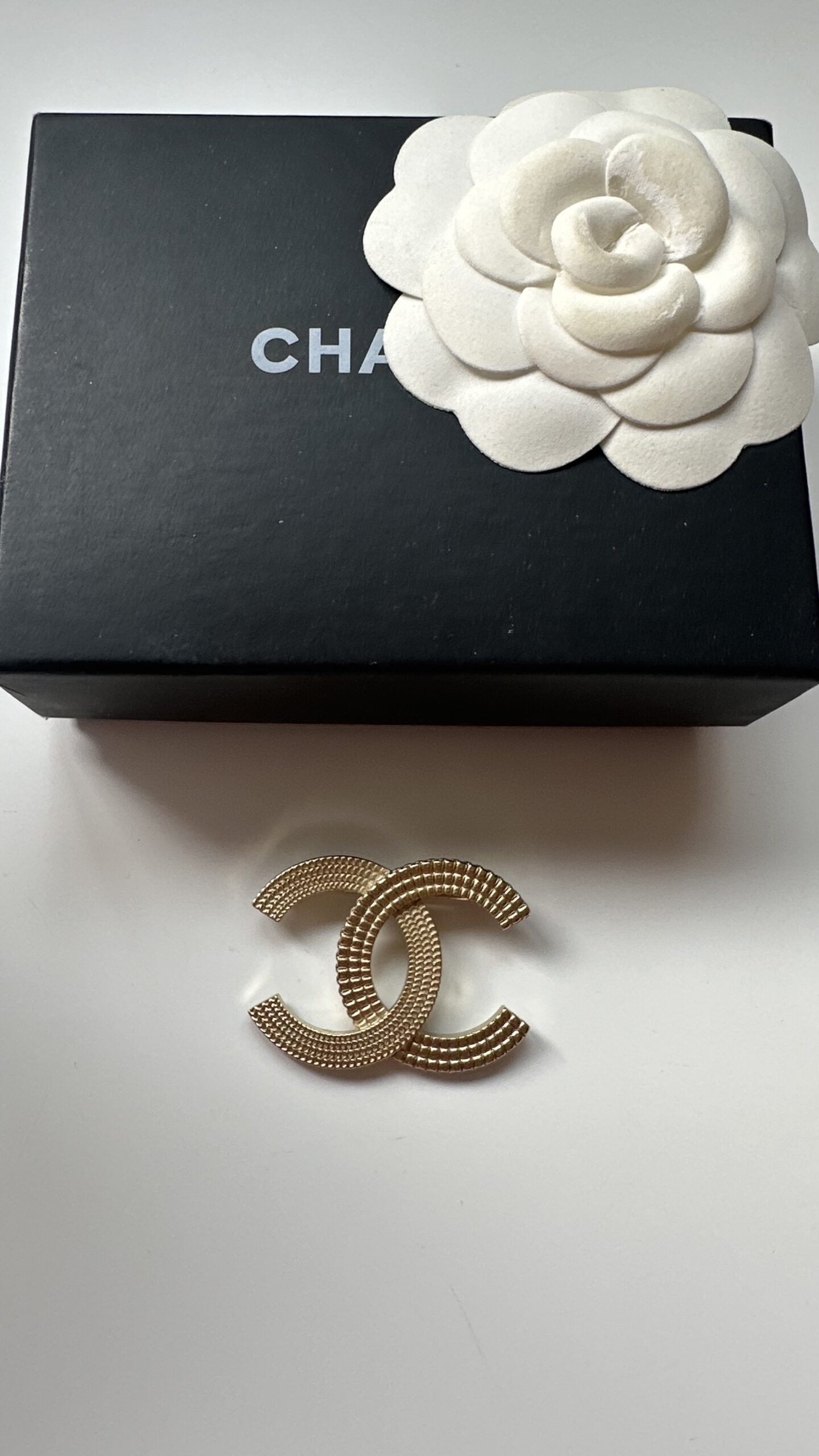 Chanel prosta klasyczna złota broszka - obrazek 3