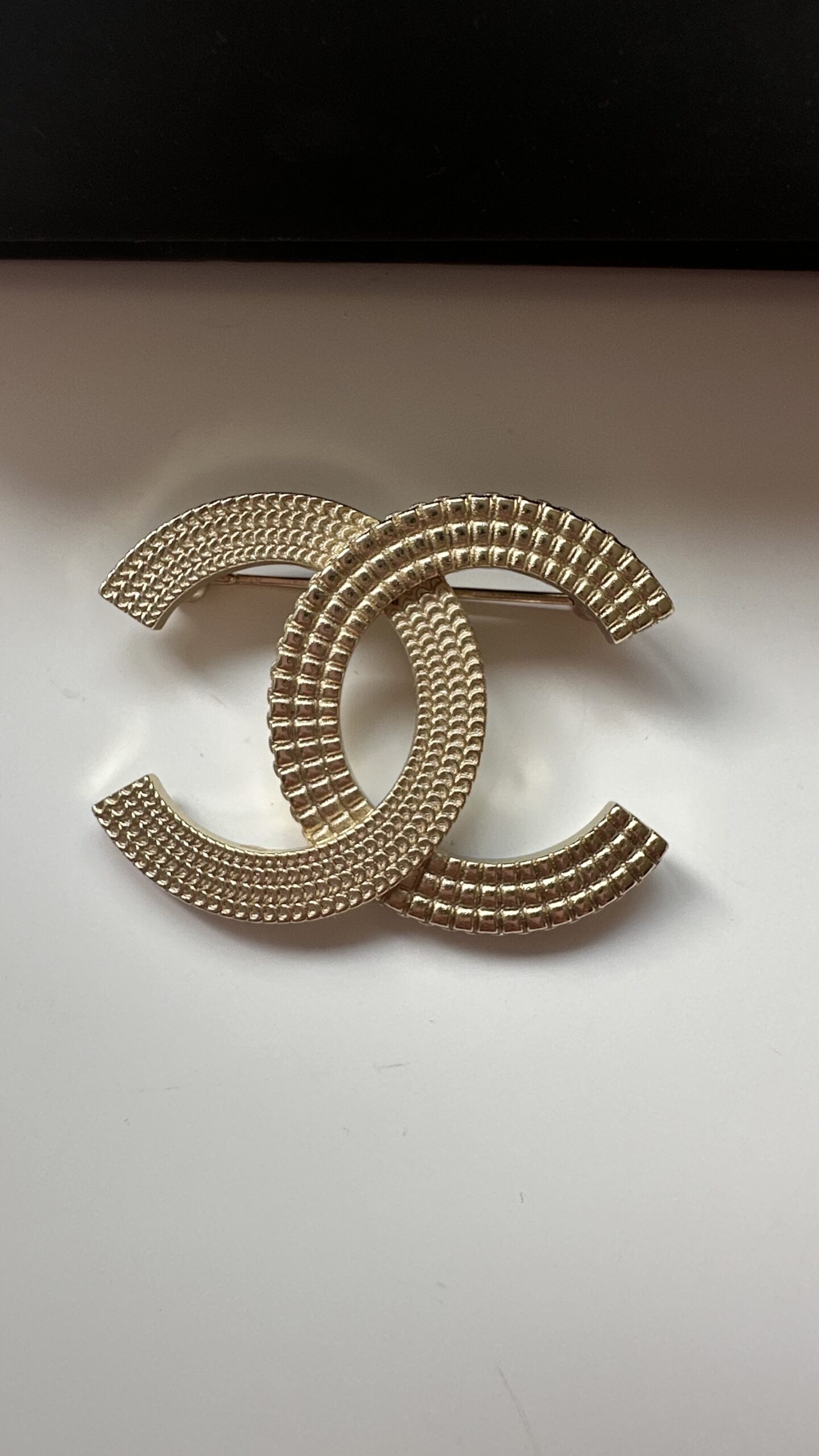 Chanel prosta klasyczna złota broszka - obrazek 4