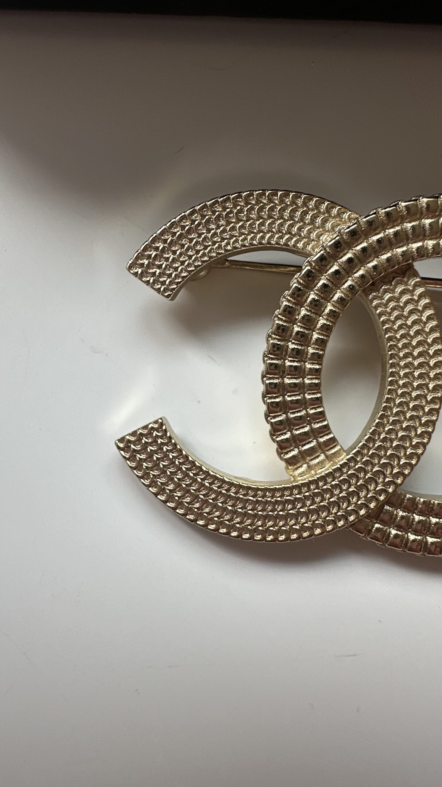 Chanel prosta klasyczna złota broszka - obrazek 5