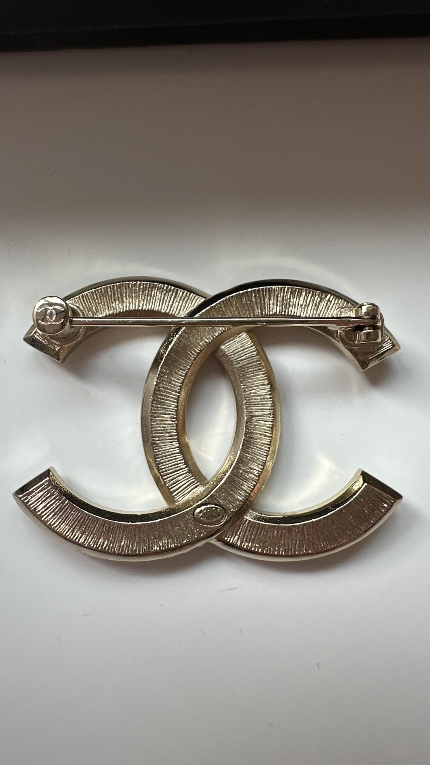 Chanel prosta klasyczna złota broszka - obrazek 6