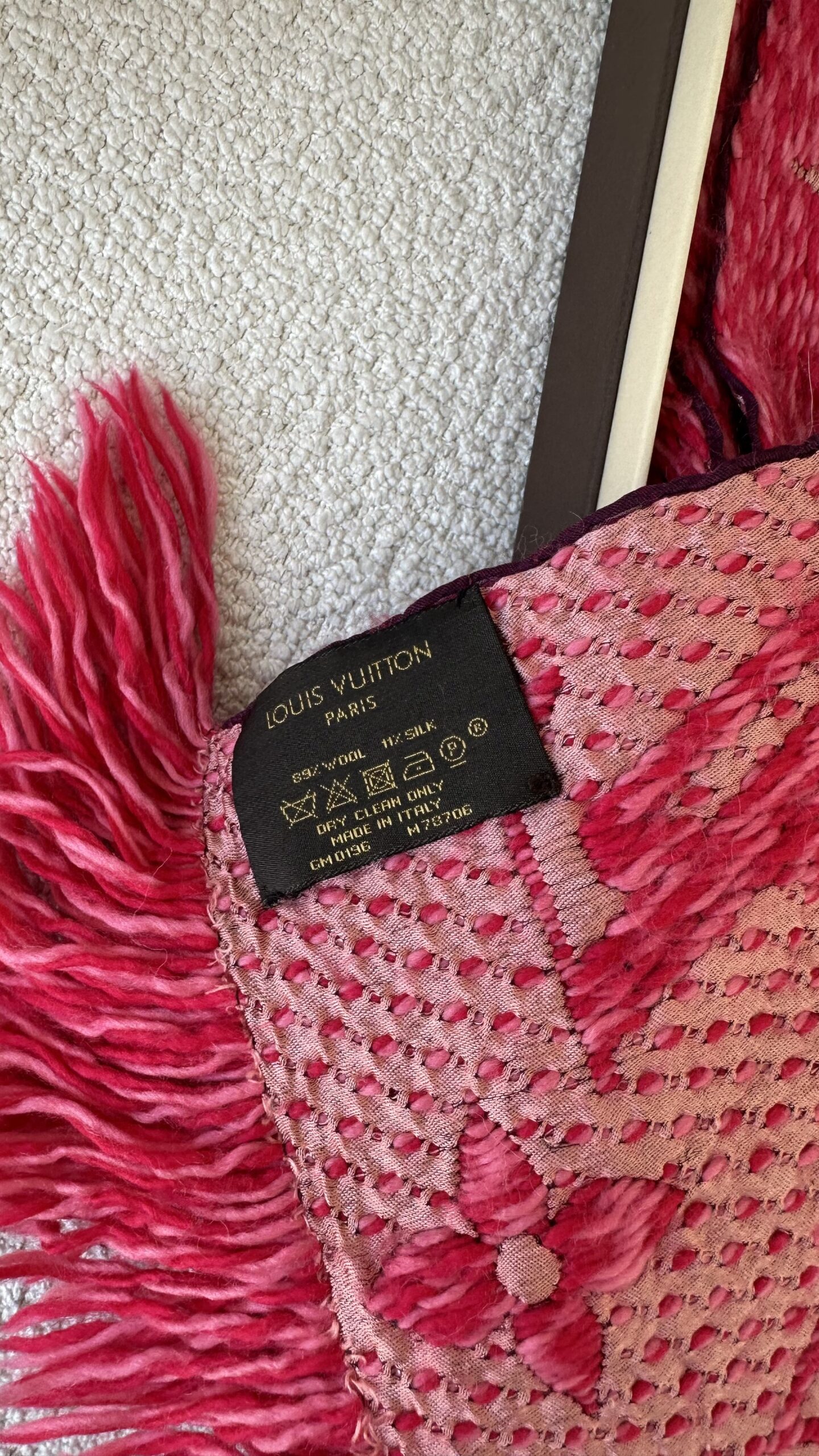 Louis Vuitton wełniany malinowy szal - obrazek 4