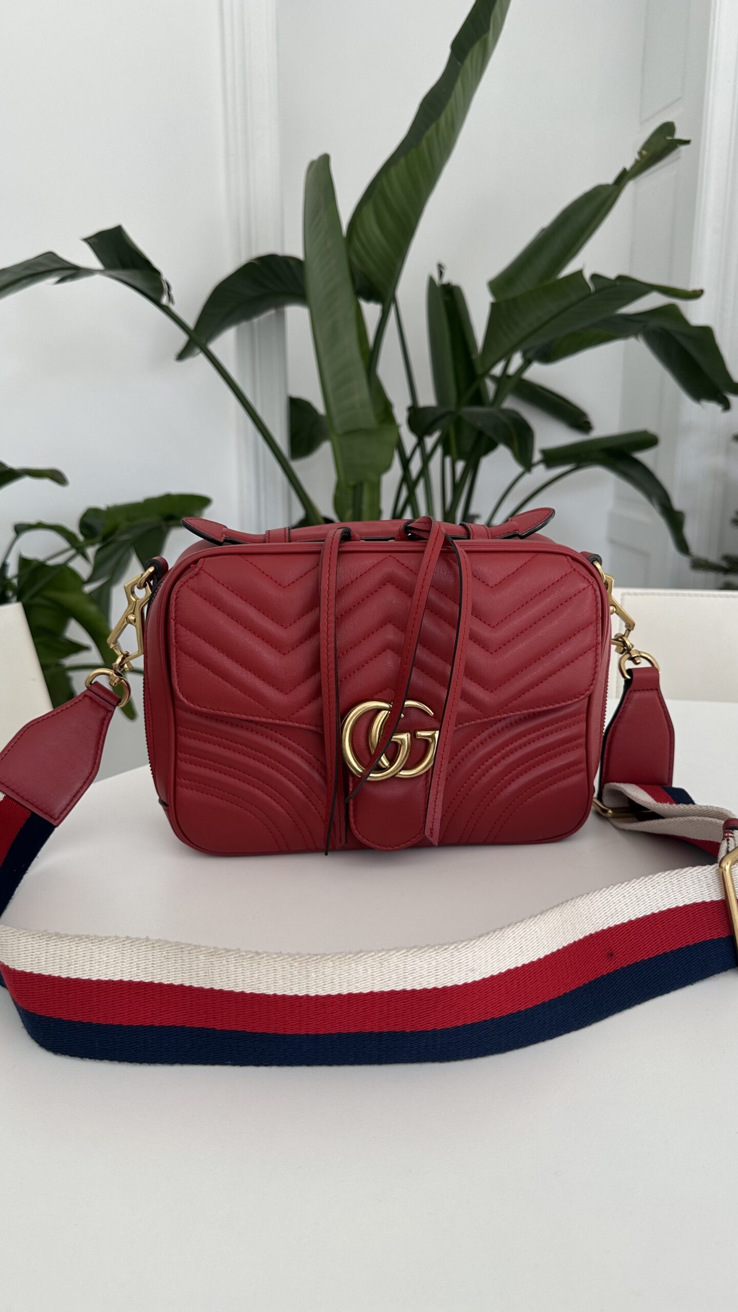 Gucci marmont czerwona torebka na pasku parcianym