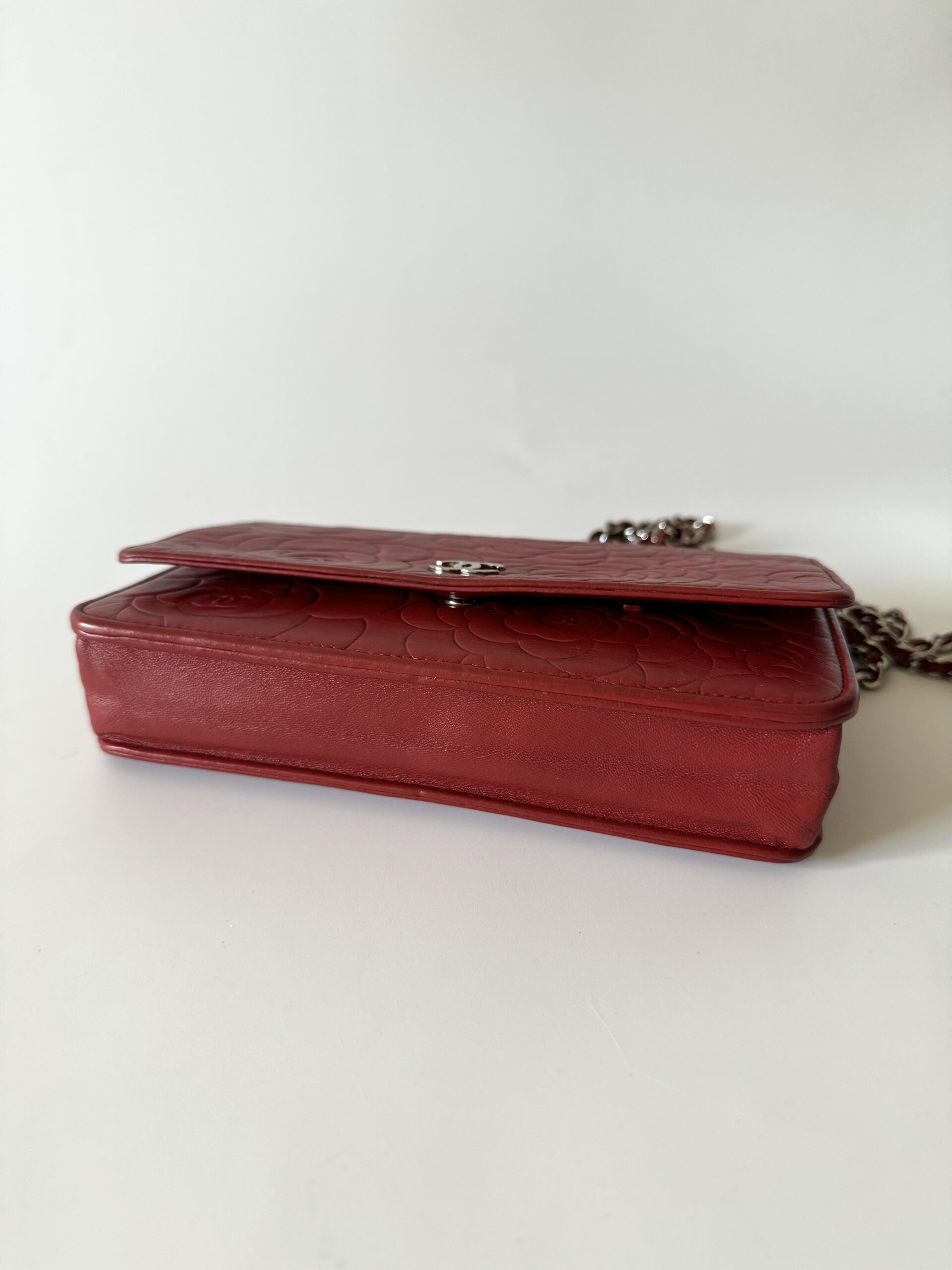 CHANEL Camellia Wallet On Chain - torebka - obrazek 6