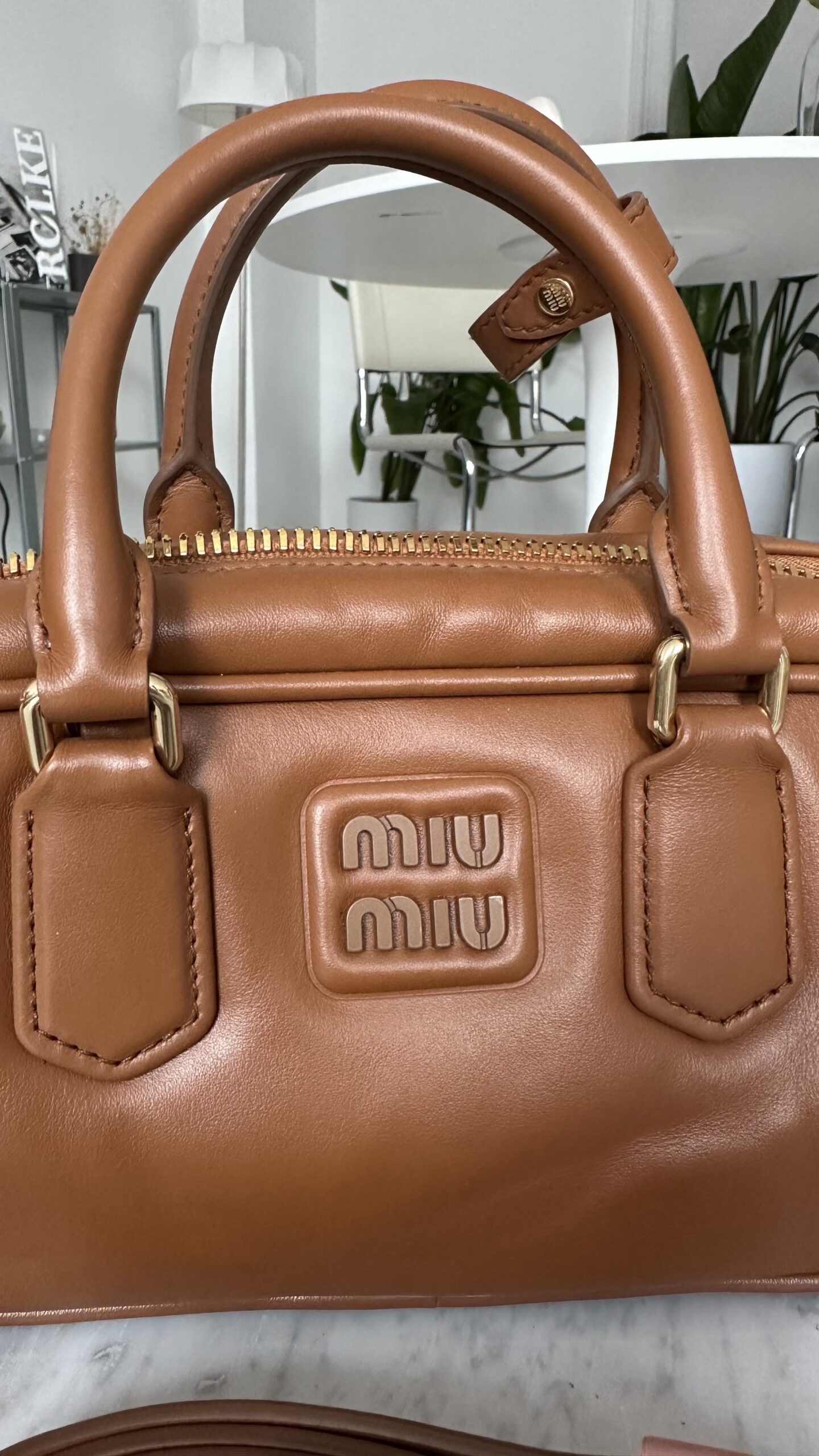 Miu Miu Arcadie camel kuferek - obrazek 3