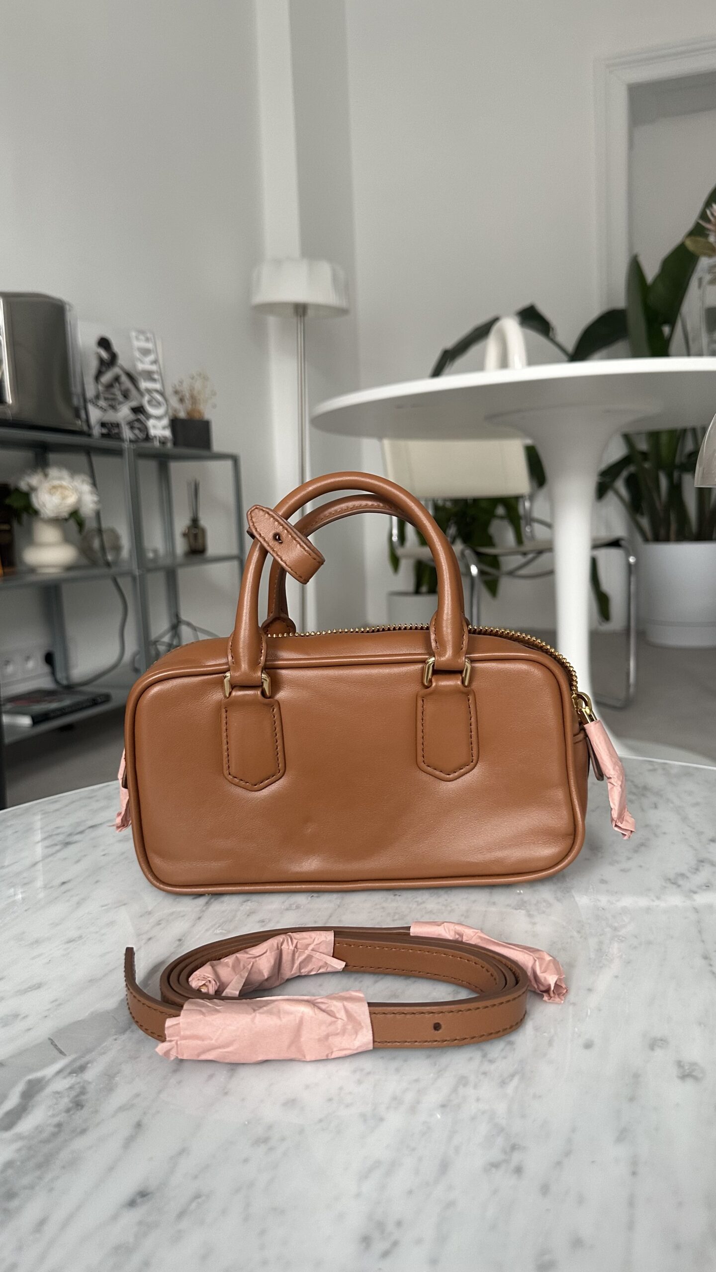 Miu Miu Arcadie camel kuferek - obrazek 5