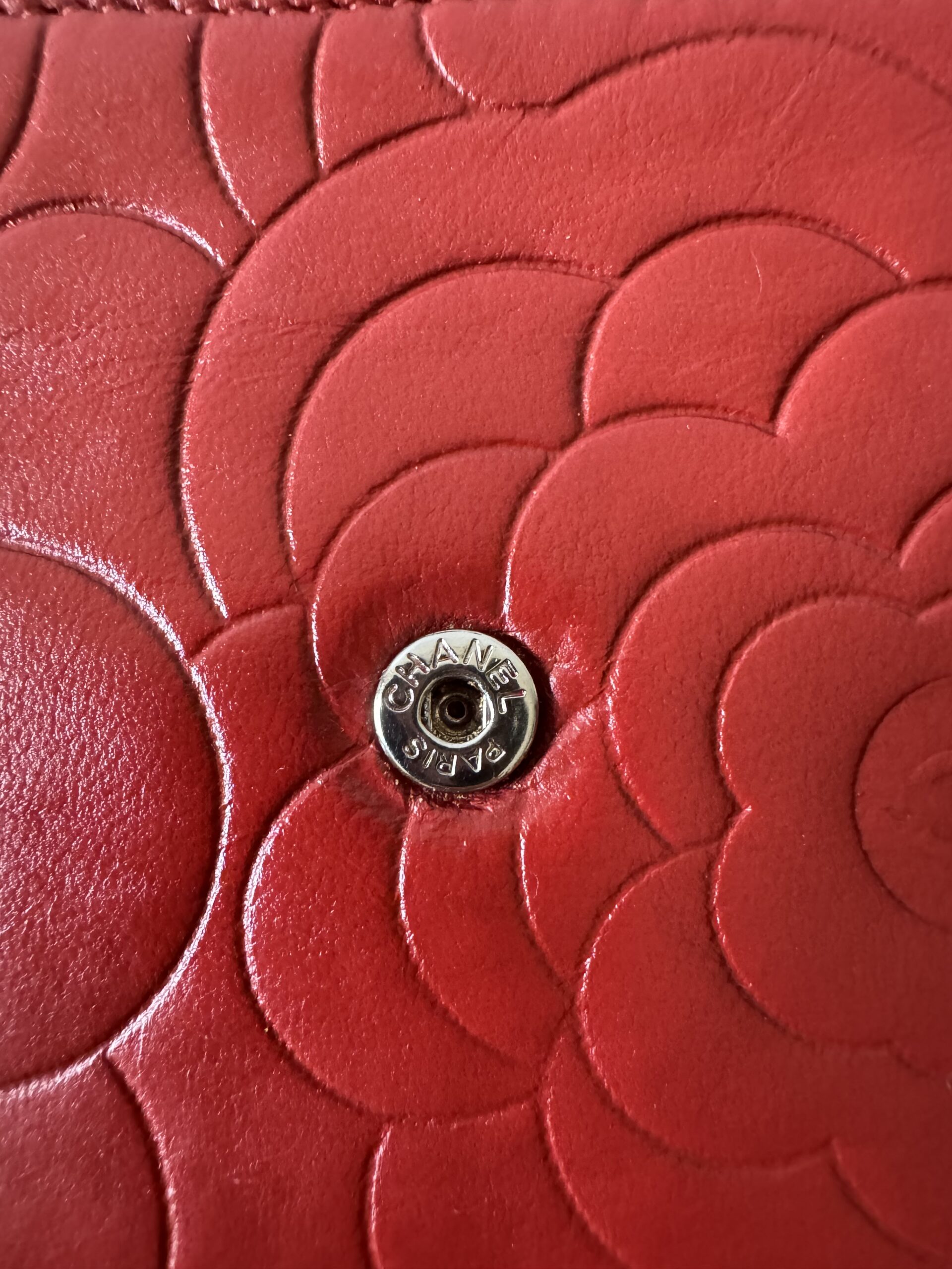 CHANEL Camellia Wallet On Chain - torebka - obrazek 10