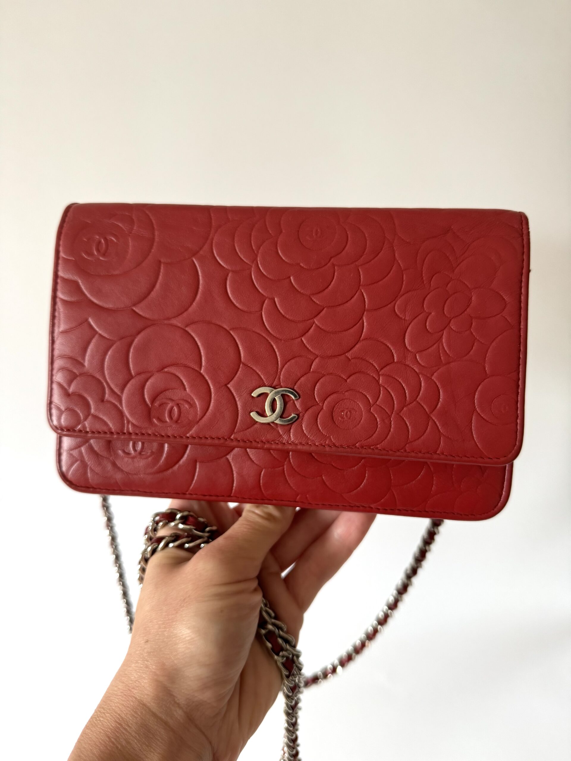 CHANEL Camellia Wallet On Chain - torebka - obrazek 16