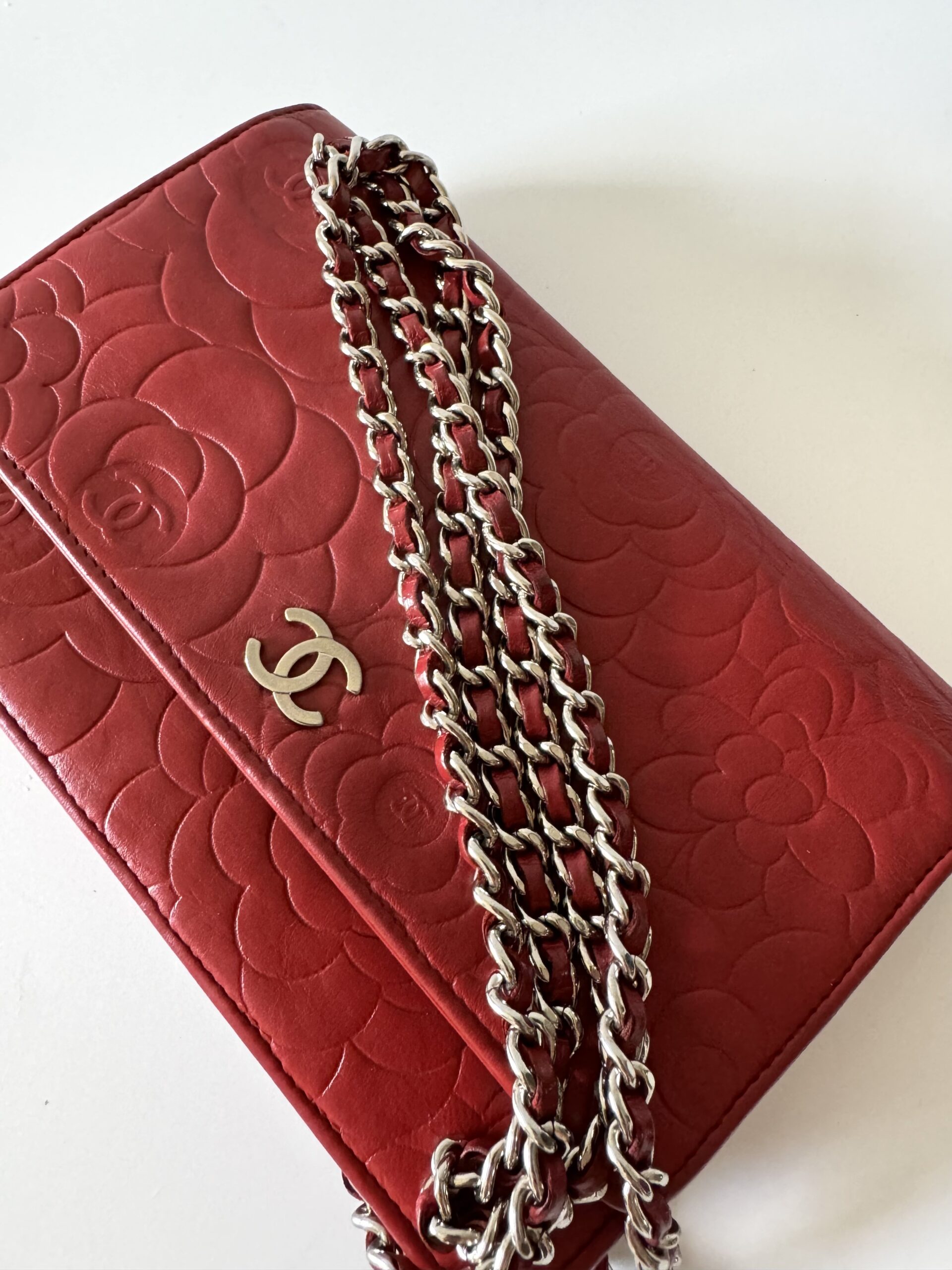 CHANEL Camellia Wallet On Chain - torebka - obrazek 17