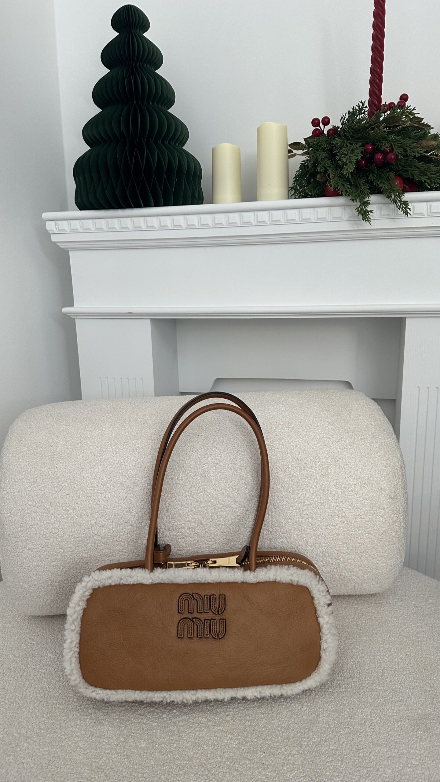 Miu Miu Beau shearling top-handle bag - obrazek 3