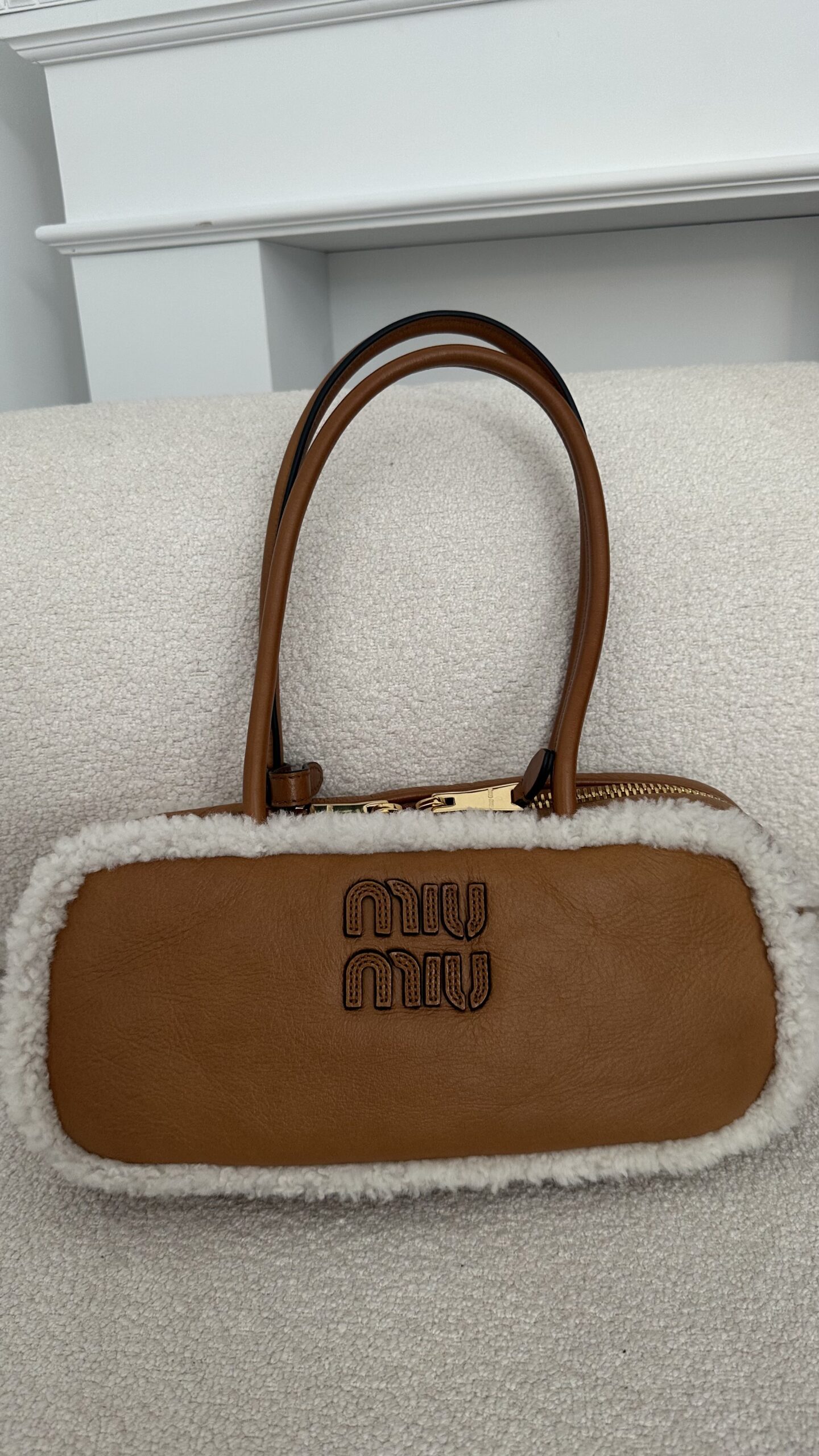 Miu Miu Beau shearling top-handle bag - obrazek 4