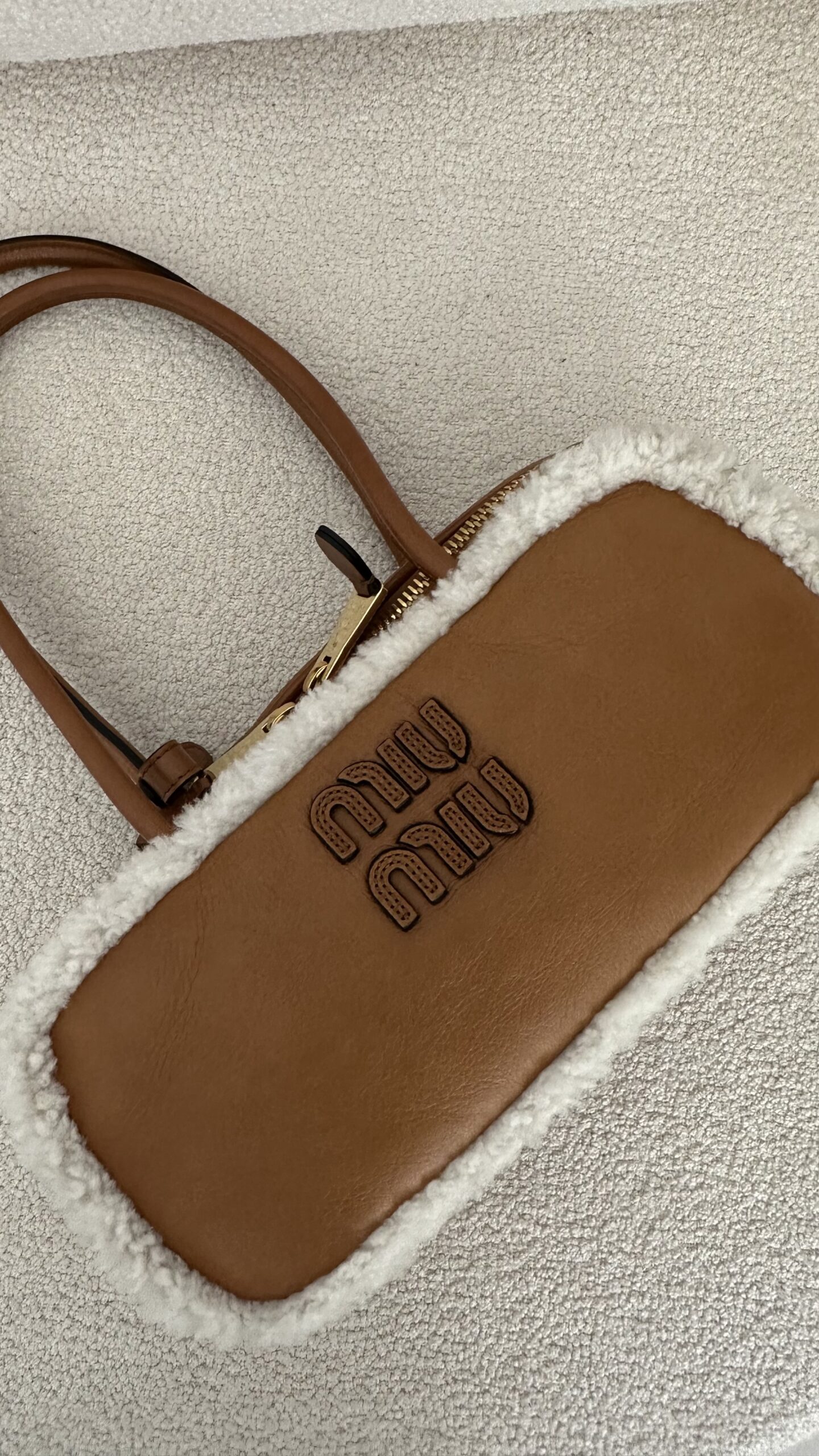 Miu Miu Beau shearling top-handle bag - obrazek 5