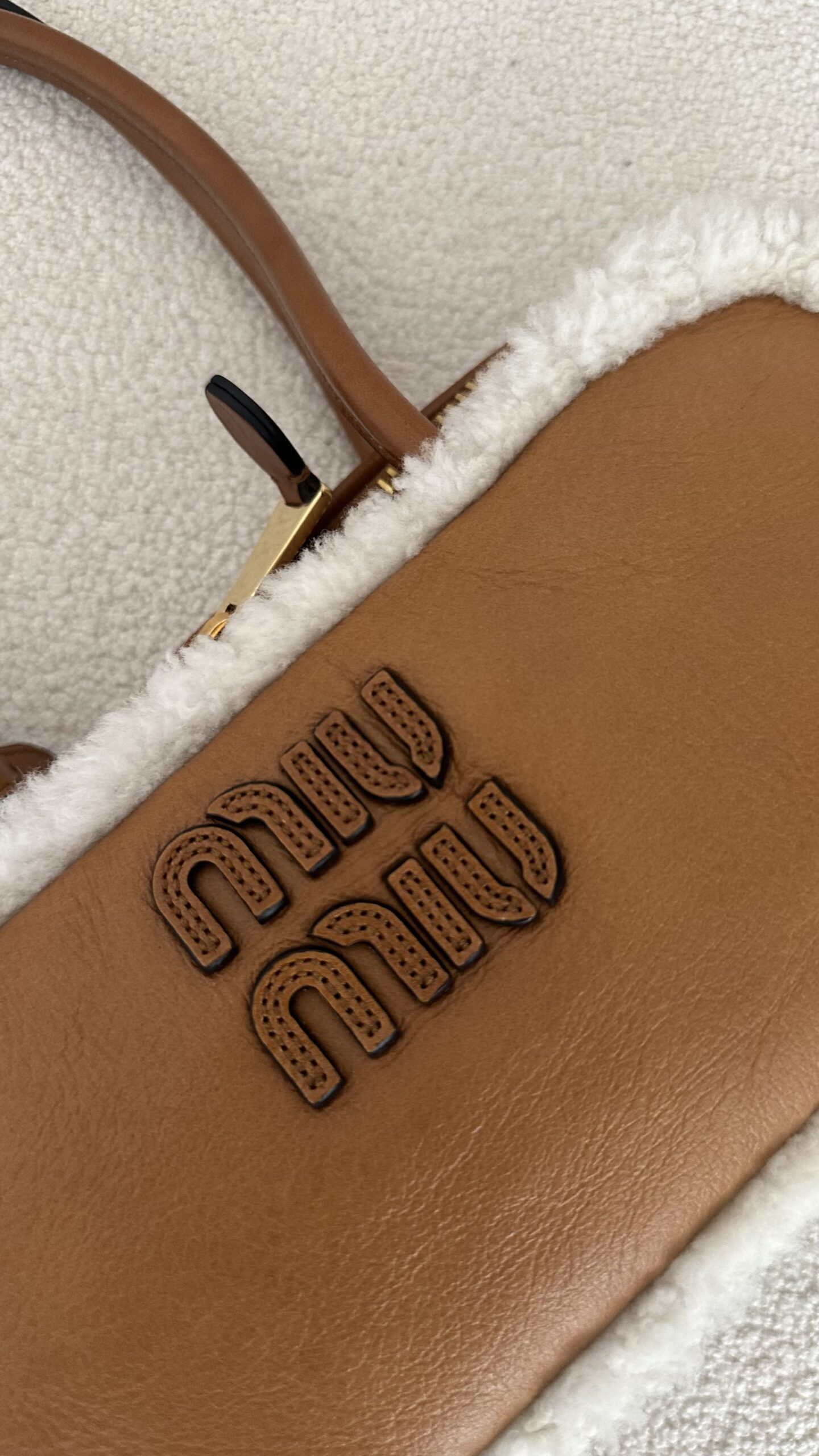 Miu Miu Beau shearling top-handle bag - obrazek 6