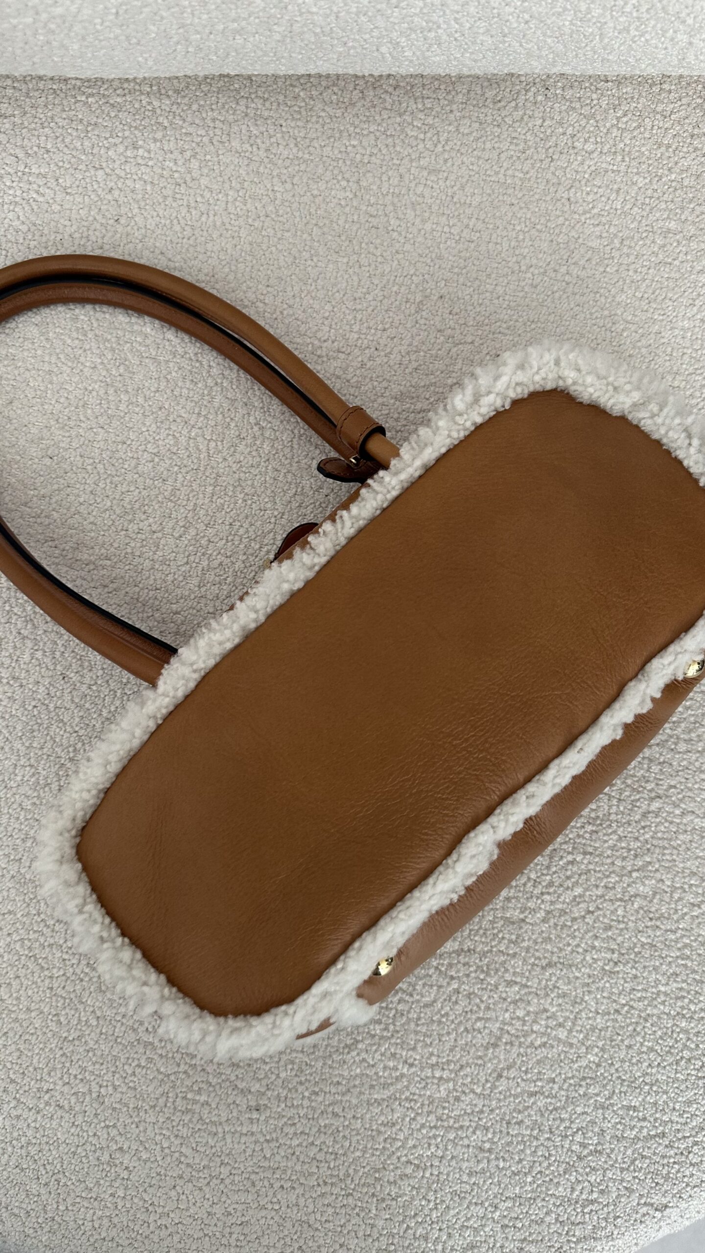 Miu Miu Beau shearling top-handle bag - obrazek 7